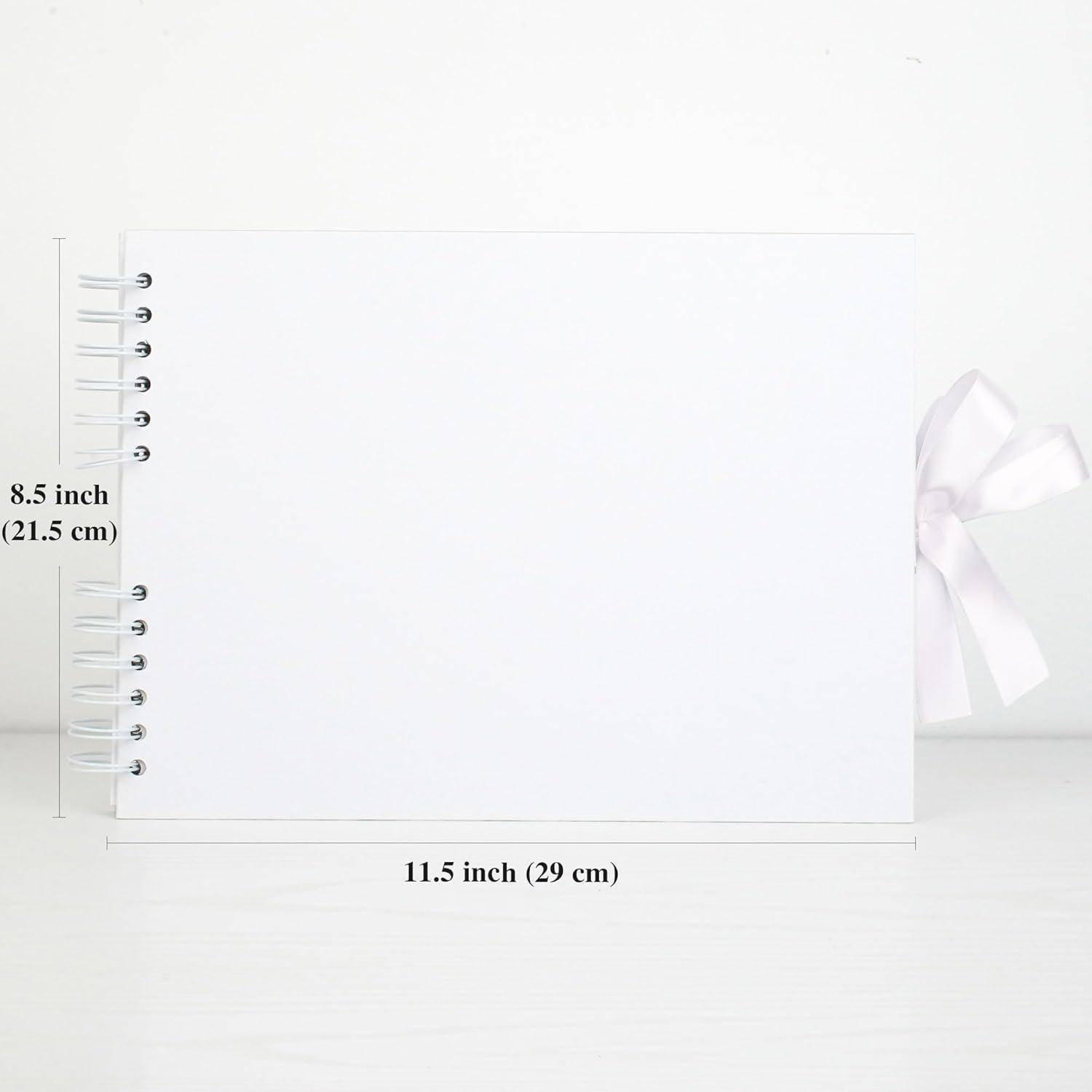 Ein leeres, spiralgebundenes Fotoalbum mit weißer Umschlagseite, 11,5 Zoll breit und 8,5 Zoll hoch, auf einer weißen Oberfläche platziert.