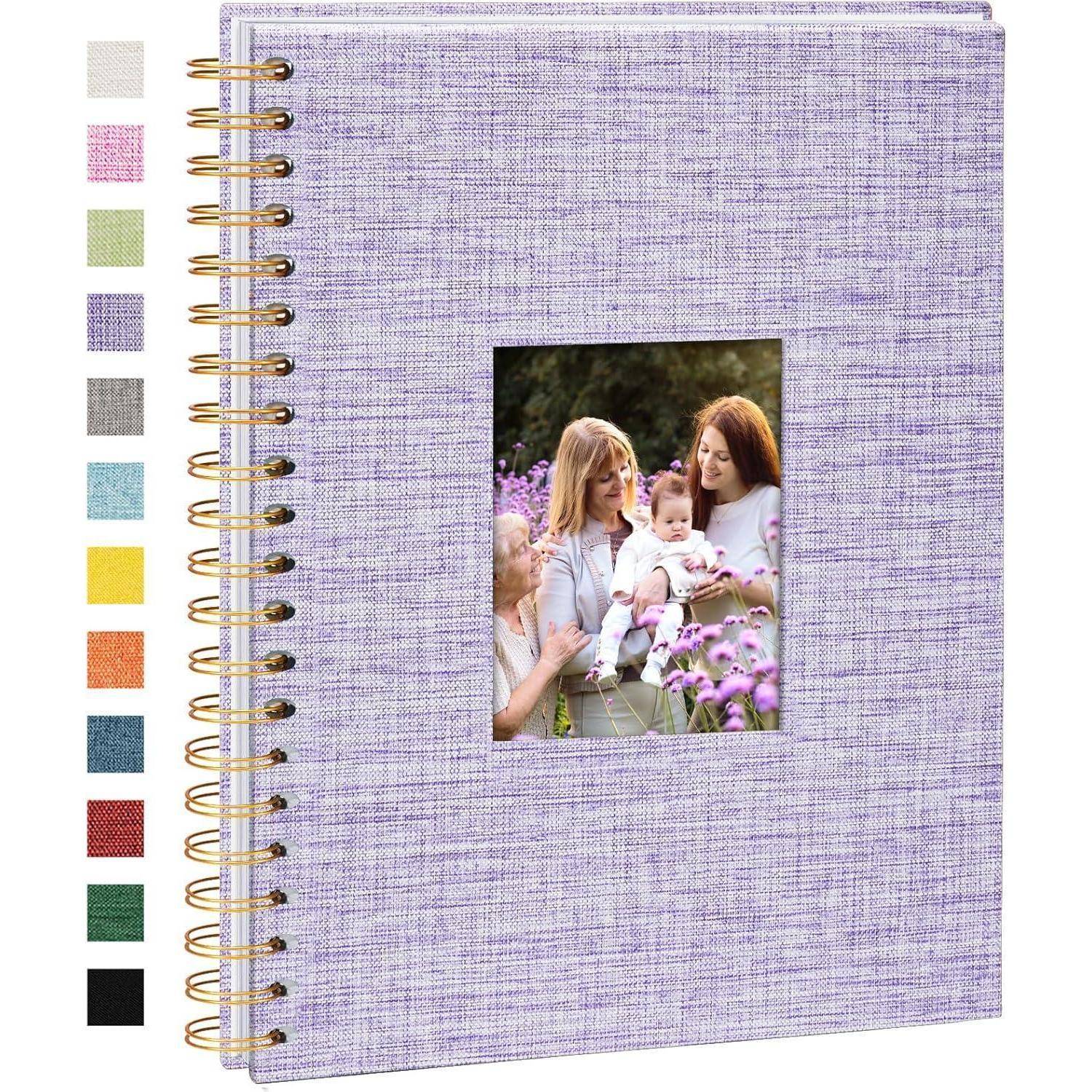 Ein Lavendel-Spiralalbum mit einem Umschlagfoto, das drei Frauen und ein Baby im Freien zeigt, umgeben von lila Blumen. Farboptionen werden links dargestellt.