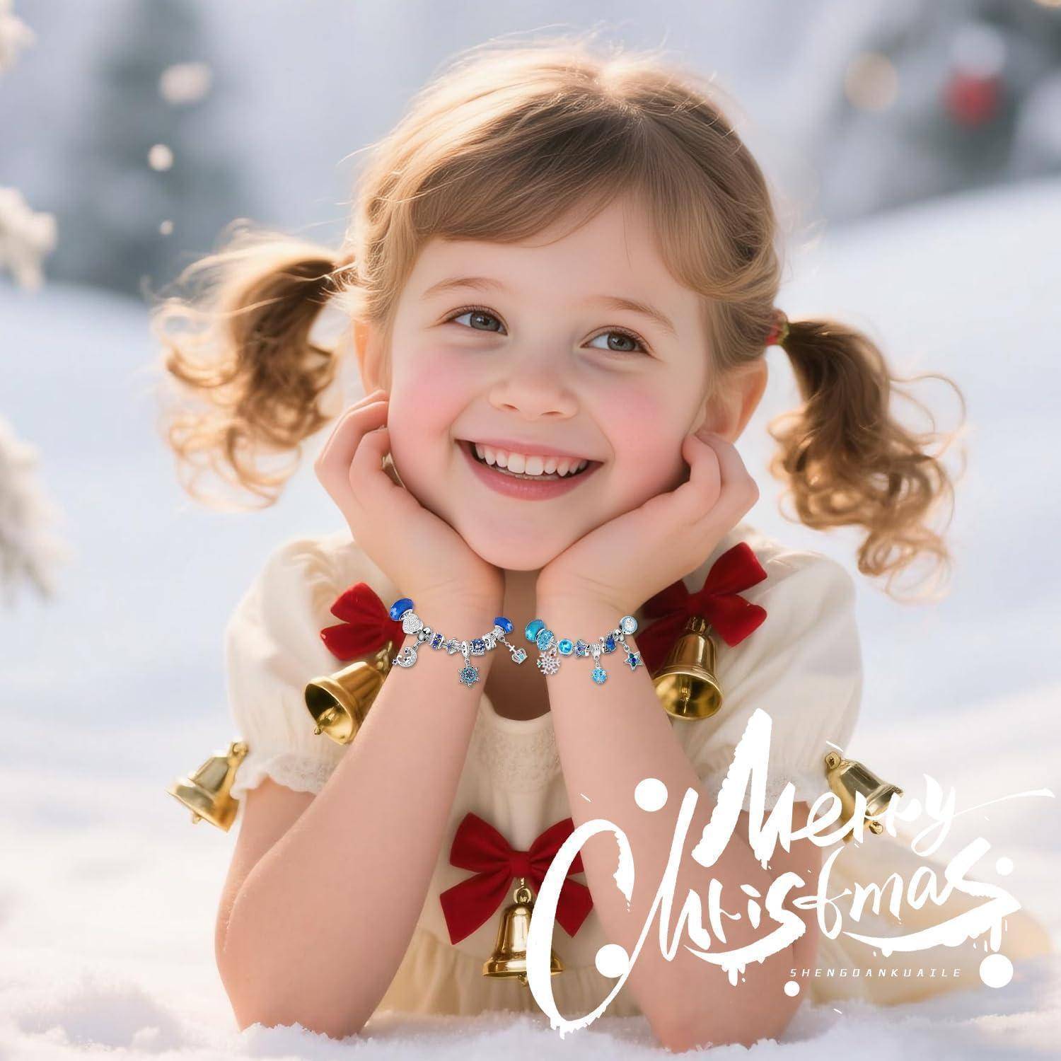 Ein kleines Mädchen mit Zöpfen lächelt fröhlich im Schnee und trägt ein festliches Outfit mit kleinen Glöckchen und einem weißen Kleid. In der Ecke steht 