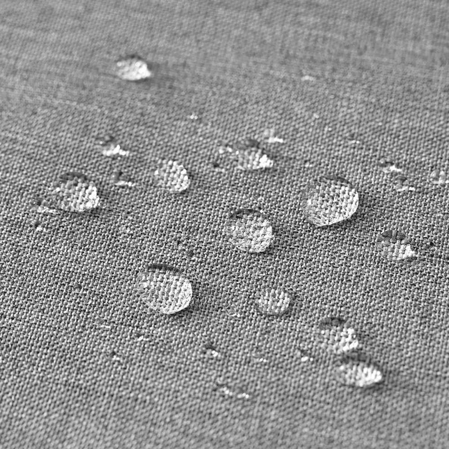 Nahaufnahme von Wassertropfen, die auf einer grauen Stoffoberfläche perlen und dabei die wasserabweisenden Eigenschaften des Materials demonstrieren.