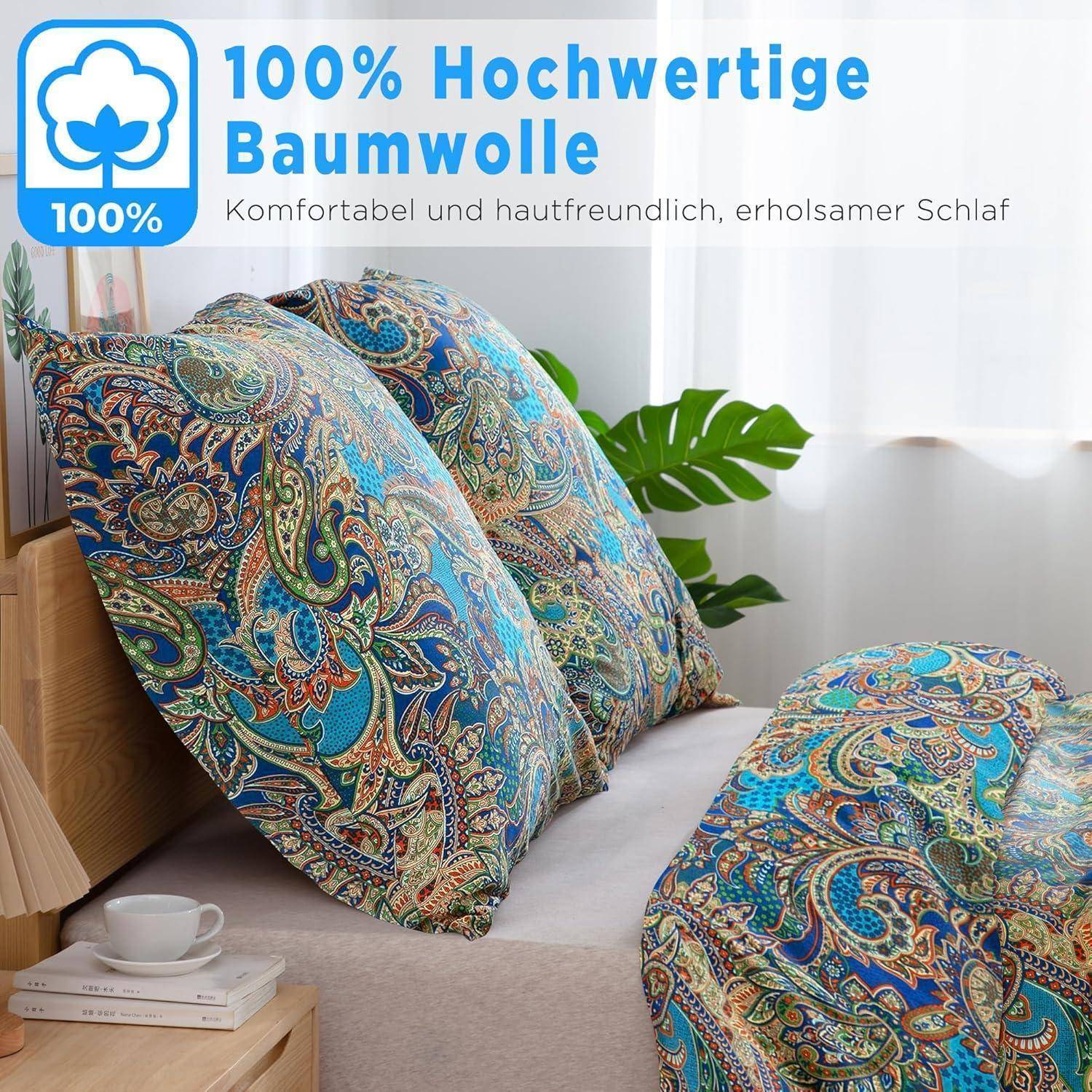 Bett mit bunt gemusterten Kissen und Decke; Text: '100% Hochwertige Baumwolle' betont Komfort und Hautfreundlichkeit für erholsamen Schlaf.