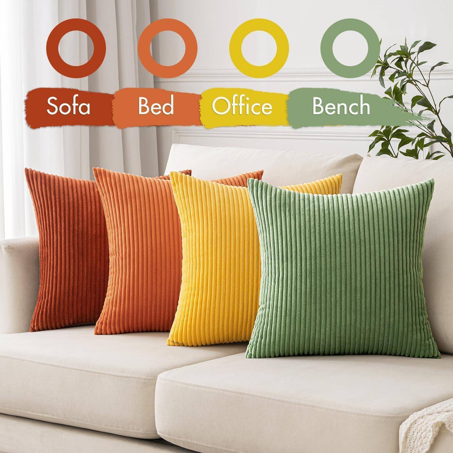 Vier Cordkissen auf einem Sofa in Orange, Gelb und Grün. Beschriftungen darüber lesen sich „Sofa