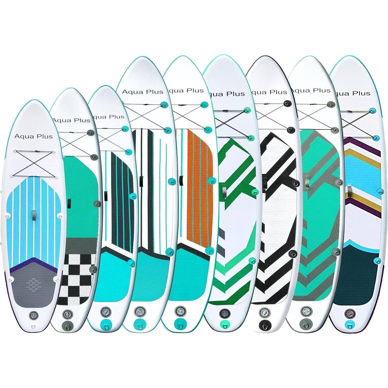 Neun Aqua Plus Paddleboards aufrecht stehend, mit verschiedenen geometrischen Mustern in Farben wie Petrol, Schwarz, Orange und Weiß.