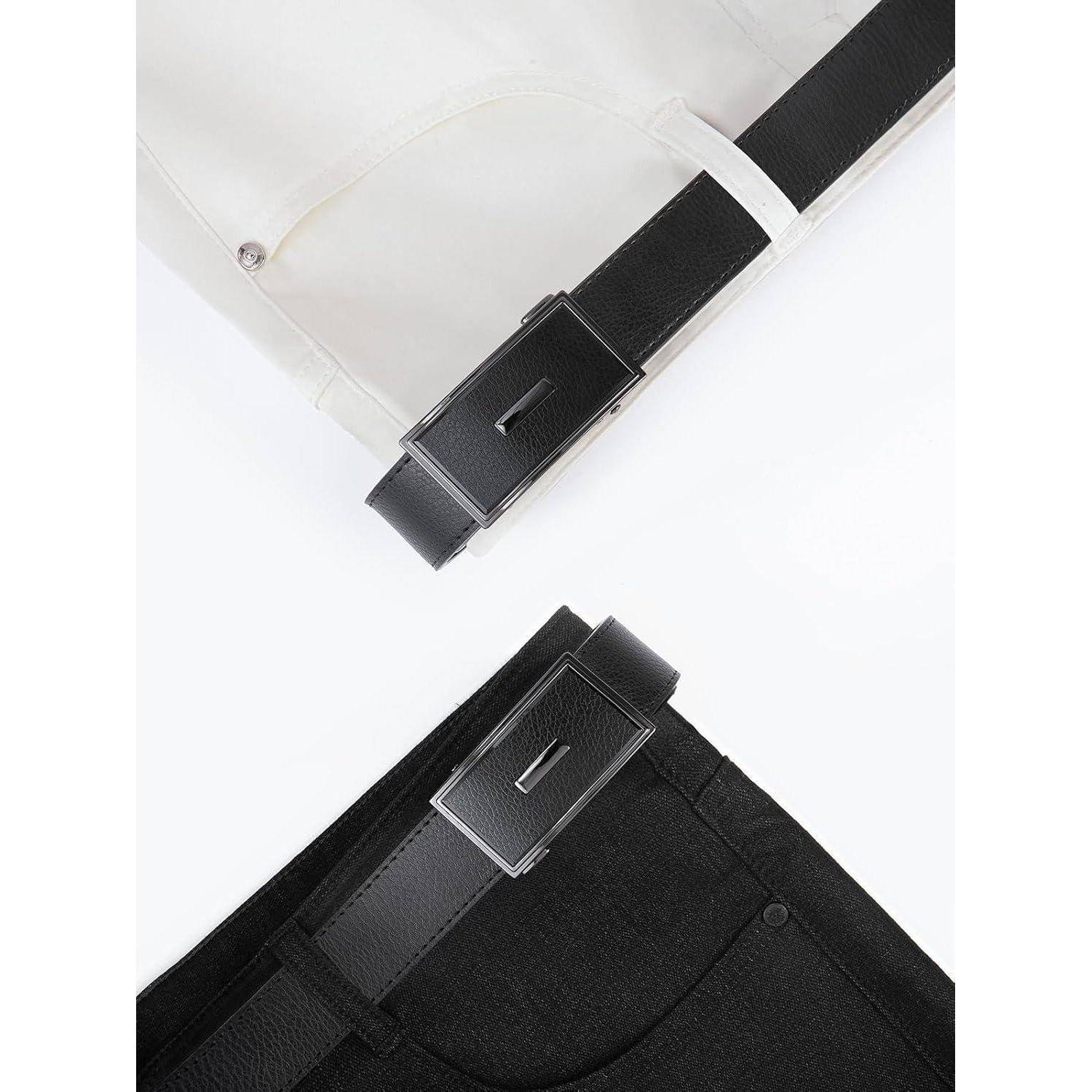 Ein Nahaufnahmebild zeigt zwei Hosen, eine weiße und eine schwarze, wobei jede Hose einen schwarzen Gürtel durch die Schlaufen gefädelt hat und so das Gürteldesign präsentiert.