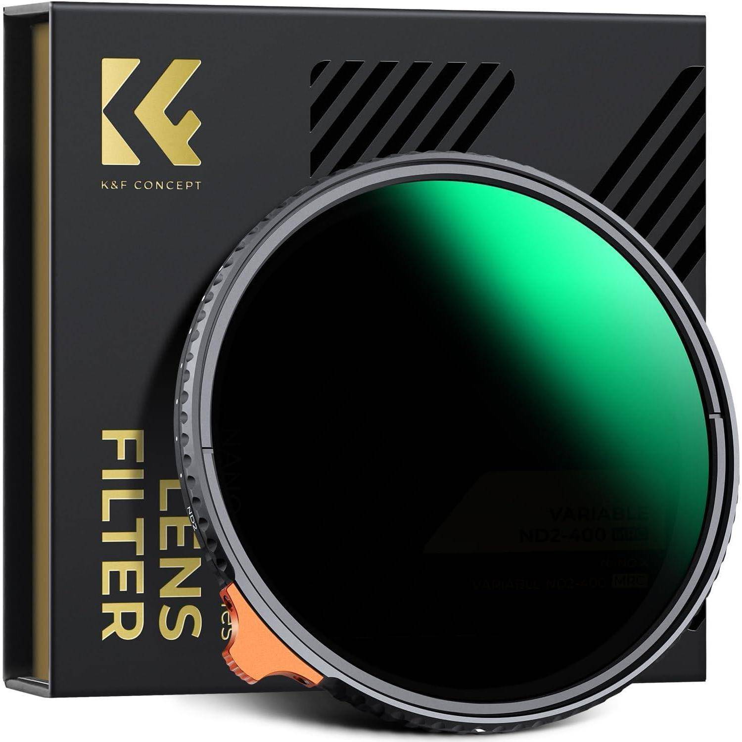 Ein kreisförmiger Kameraobjektiv-Filter mit einer dunklen Oberfläche, der vor einer schwarz-goldenen Box mit der Aufschrift 