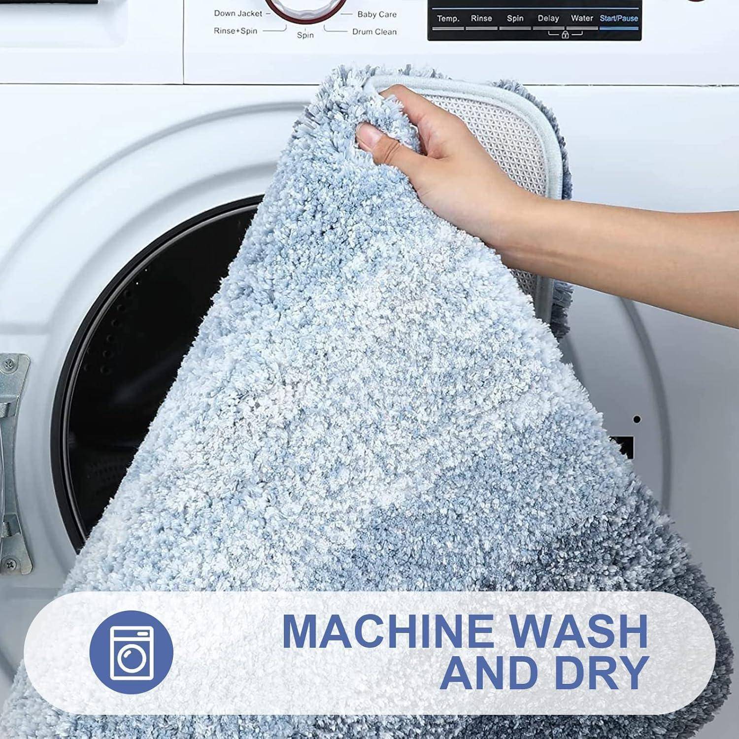 Eine Hand, die einen blauen Handtuch in eine Waschmaschine legt. Text unten liest sich: 