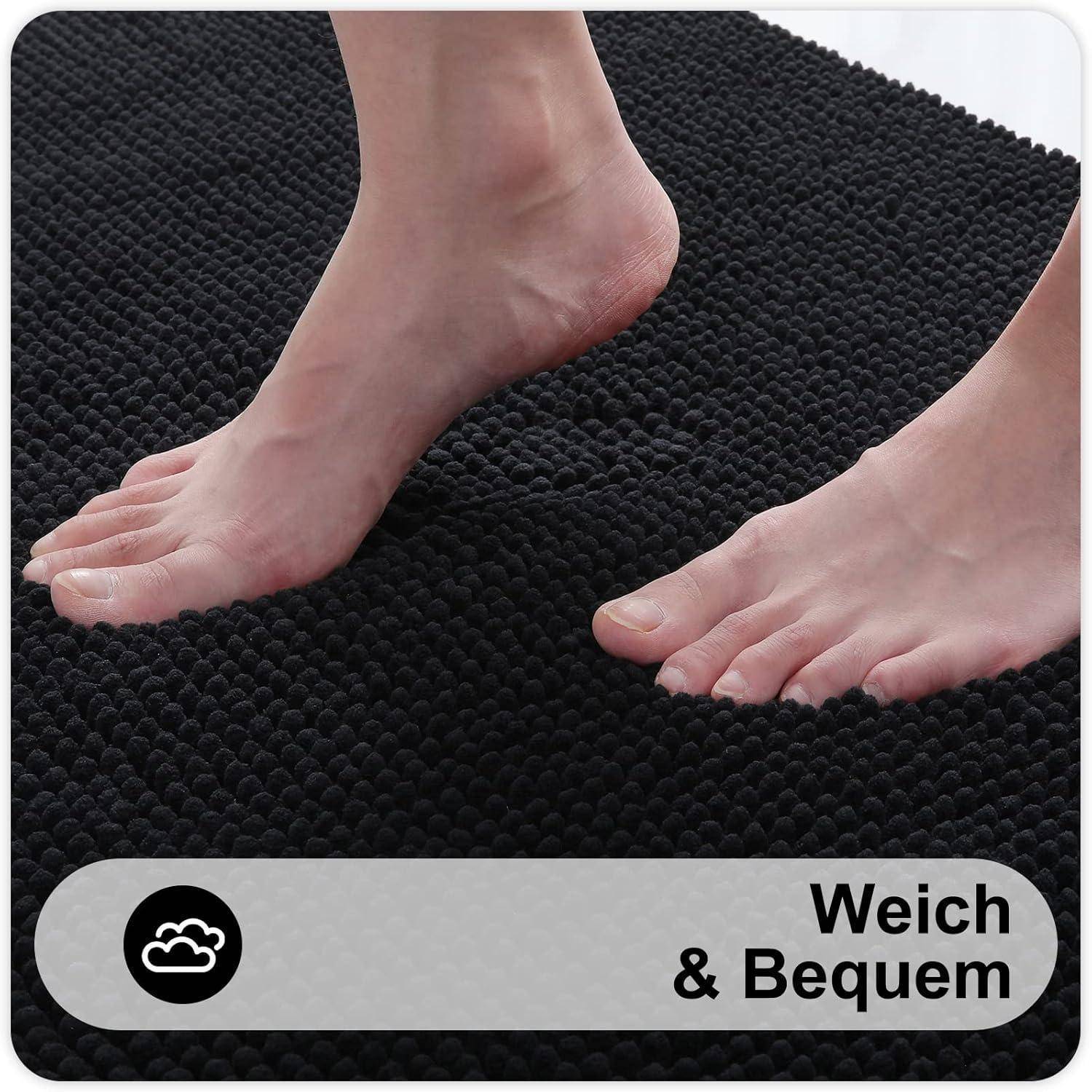 Nackte Füße auf einer strukturierten, weichen schwarzen Matte mit deutscher Aufschrift 