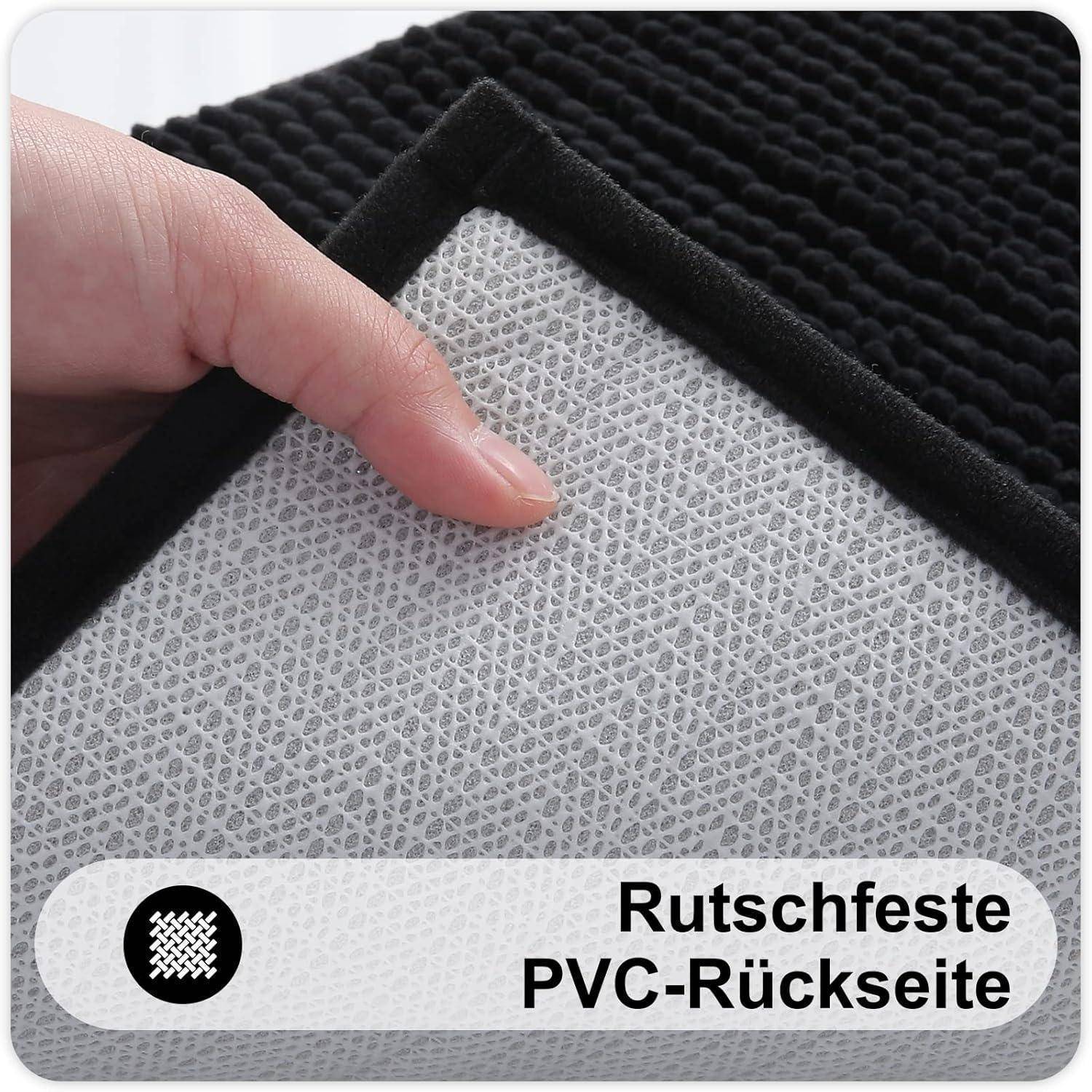Eine Hand zeigt die Unterseite einer Matte, die mit „Rutschfeste PVC-Rückseite