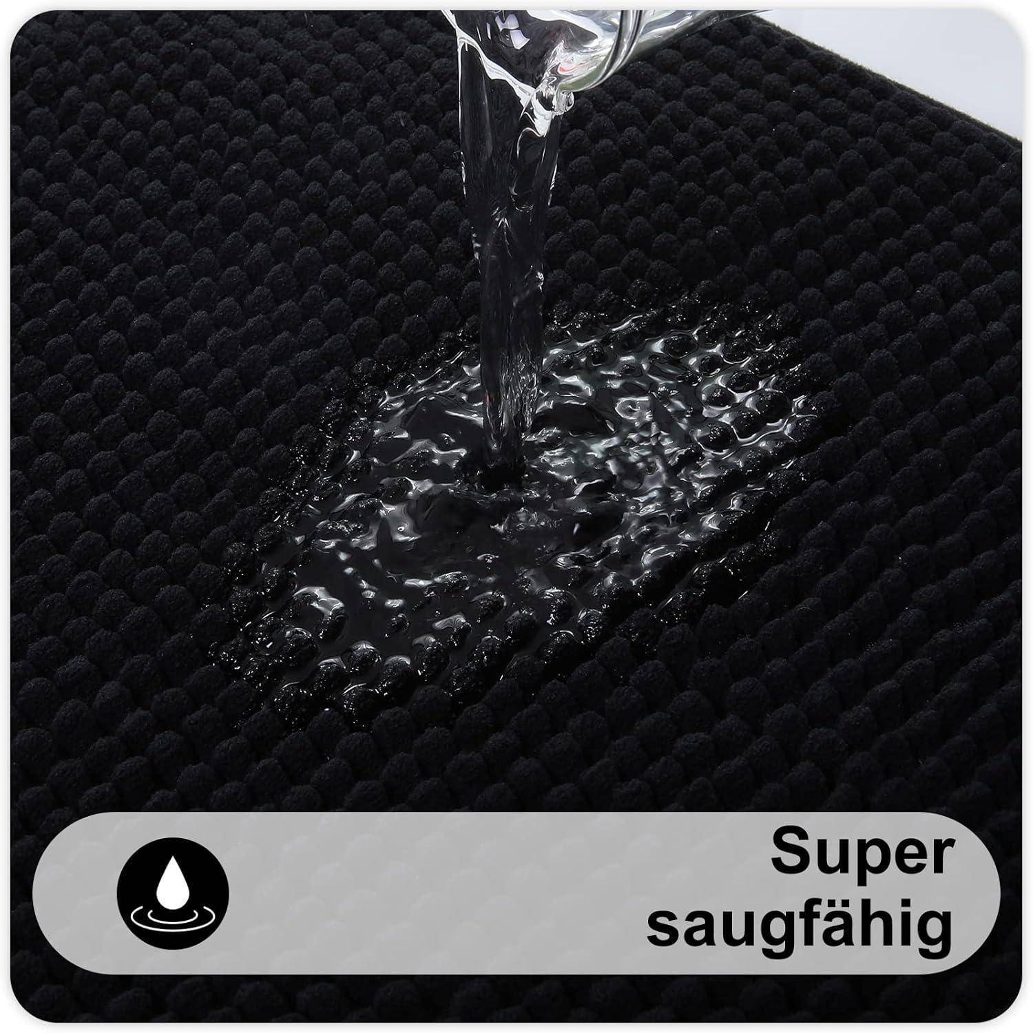 Wasser wird auf eine schwarze saugende Matte gegossen, mit dem Text ‚Super saugfähig', der die hohe Absorptionsfähigkeit der Matte anzeigt.