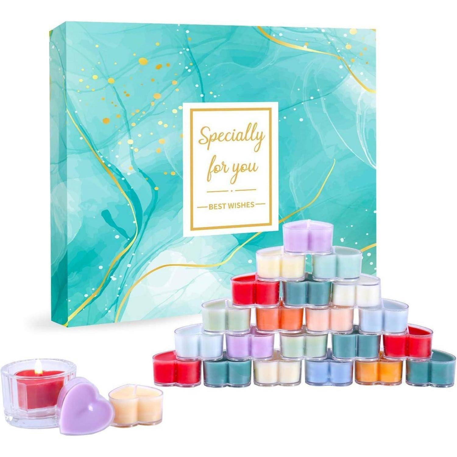 Geschenkset mit einer mehrfarbigen Pyramide von Kerzen vor einer petrolblauen Box mit der Aufschrift 