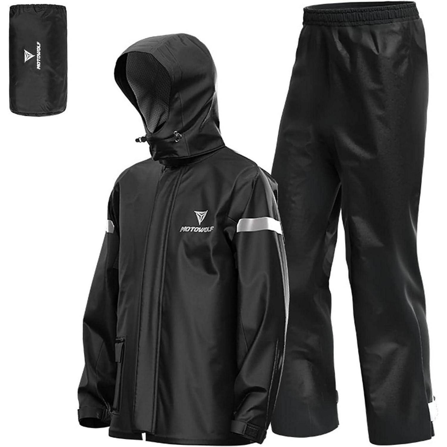 Ein schwarzer wasserdichter Regenanzug-Set, bestehend aus einer kapuzenförmigen Jacke und Hose, mit reflektierenden Streifen und 'Motorcycle' Branding, präsentiert mit seiner Transporttasche.