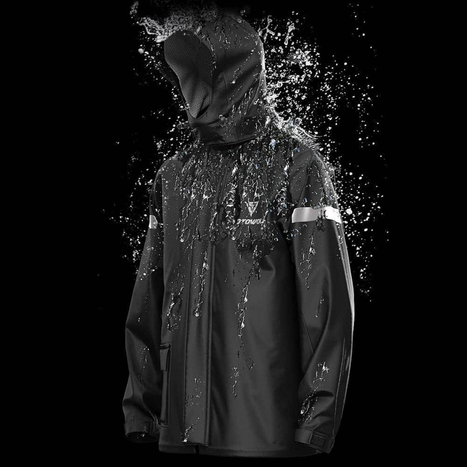 Eine wasserdichte schwarze Jacke, an der Wassertropfen abperlen und ihre wasserabweisende Eigenschaft demonstrieren, vor einem schwarzen Hintergrund.