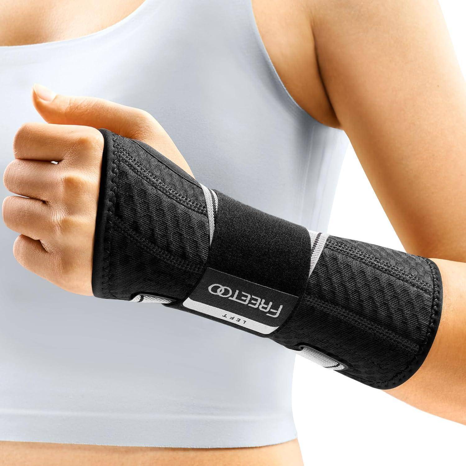Eine Person trägt eine schwarze Handgelenkbandage an ihrer rechten Hand und justiert diese mit ihrer linken Hand. Die Bandage trägt den Markennamen 'FREETOO'.