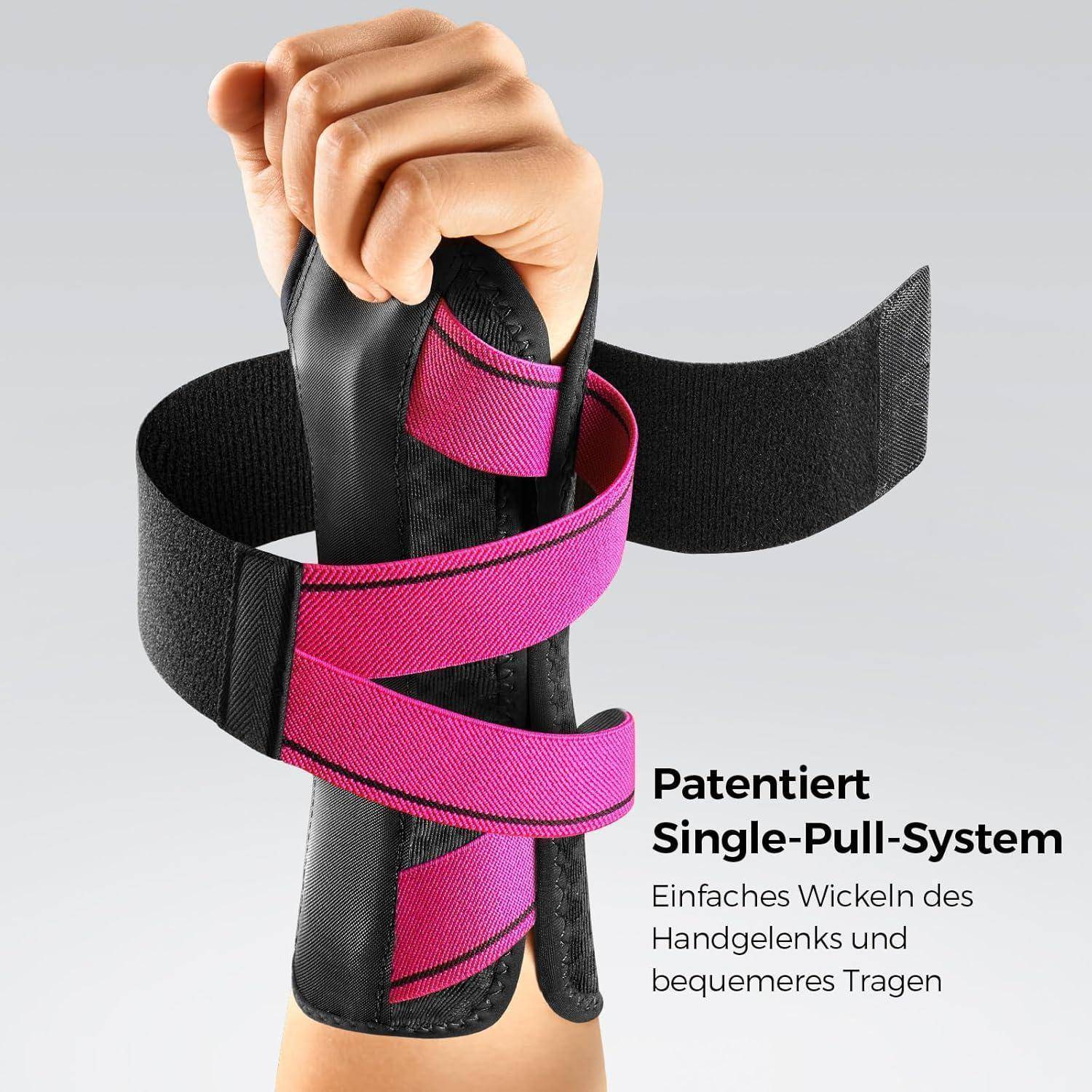 Eine Hand, die einen schwarzen Handgelenkschoner mit einem verstellbaren rosa Riemen trägt. Der Text lautet: „Patentiertes Single-Pull-System