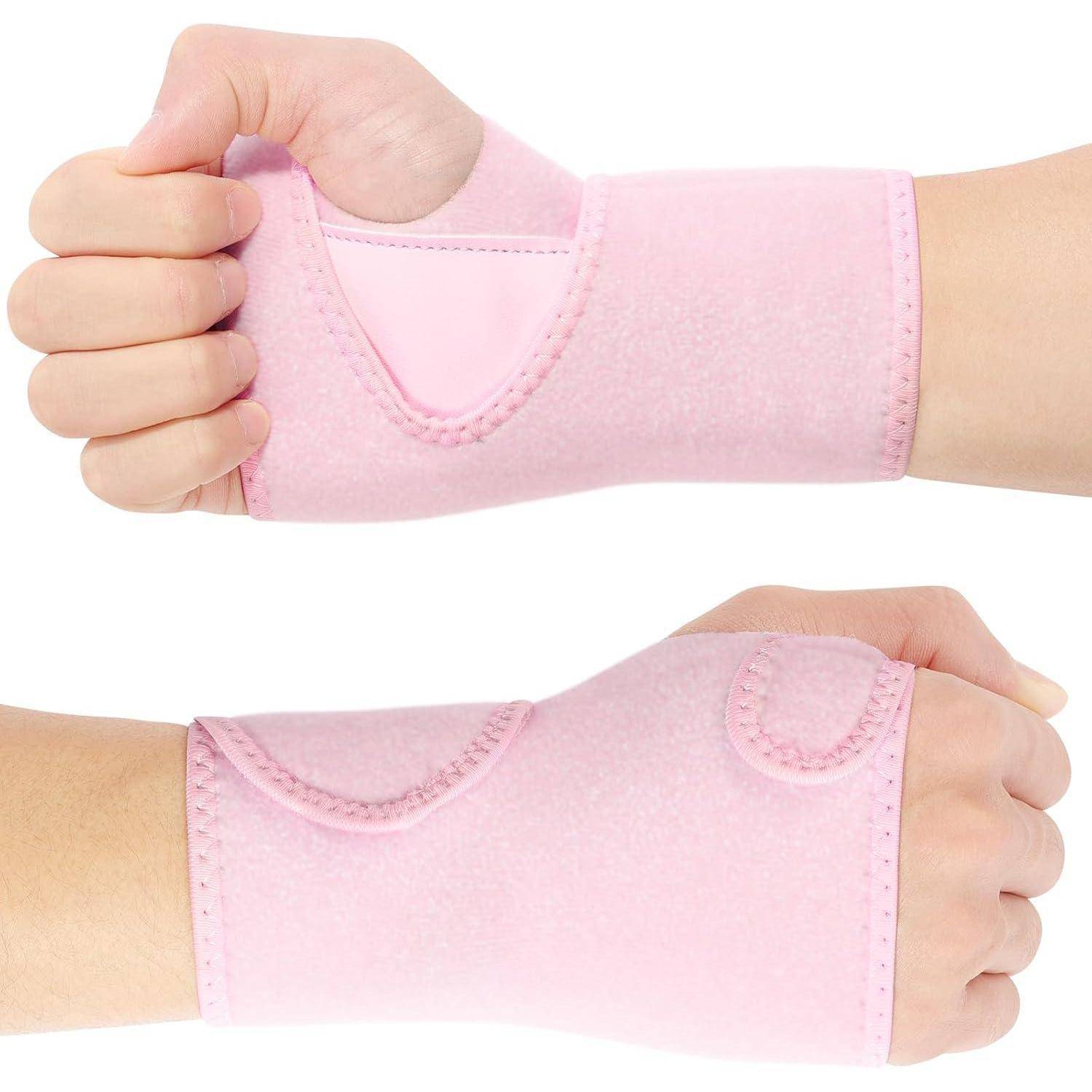 Zwei Hände, die rosa Handgelenkschienen tragen, demonstrieren, wie die Schienen sicher um die Handgelenke für Unterstützung passen.