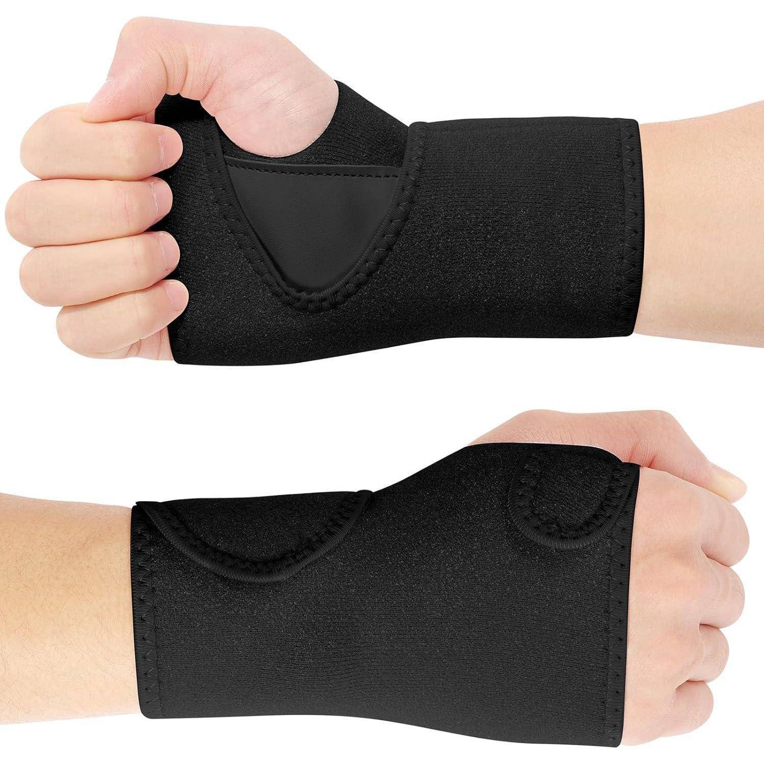 Zwei Hände mit schwarzen Handgelenkbandagen, von oben und der Seite dargestellt, die einen eng anliegenden Sitz um das Handgelenk zur Unterstützung demonstrieren.