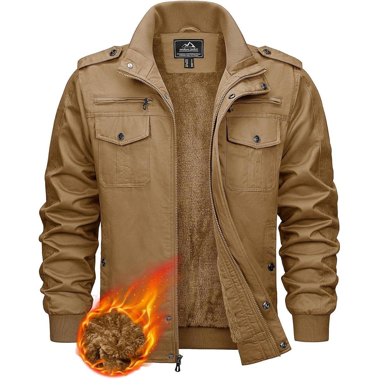 Braune isolierte Winterjacke mit vier Taschen und abnehmbarer Kapuze. Das Innenfutter besteht aus Fleece. Illustration einer warmen Textur am unteren Rand.