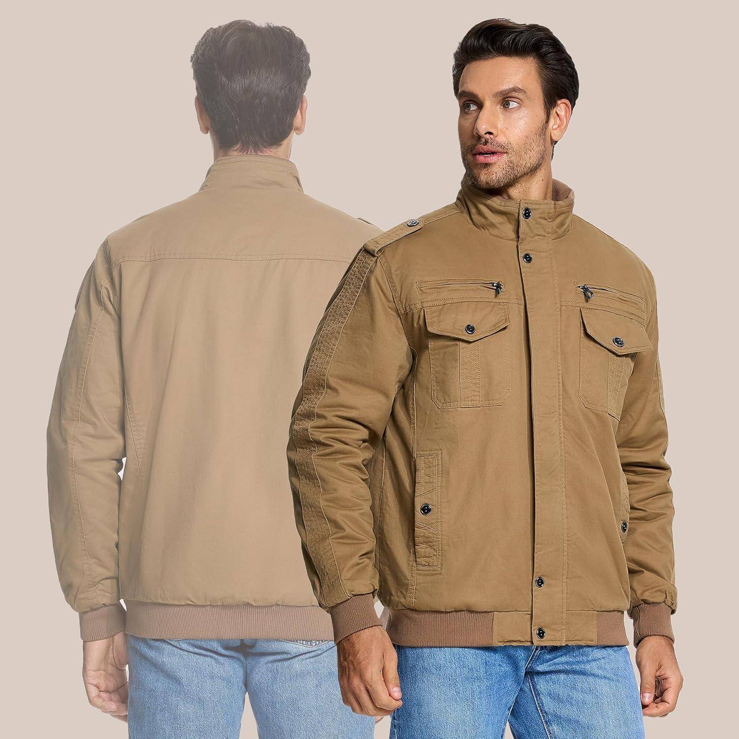 Ein Mann trägt eine braune Bomberjacke mit mehreren Taschen und hohem Kragen und posiert sowohl von vorne als auch von hinten, um das Design der Jacke zu präsentieren.