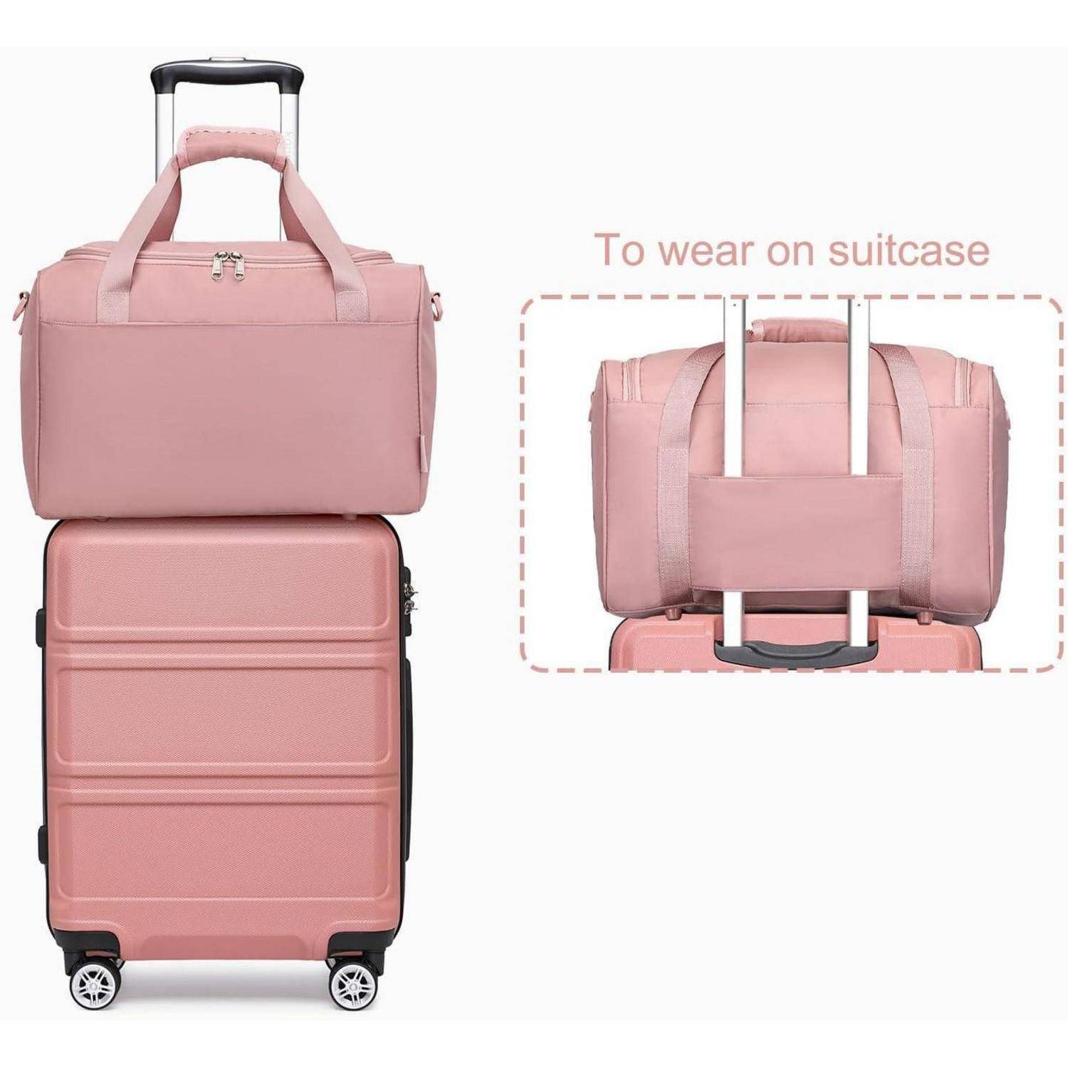 Ein rosa Koffer mit Rollen wird von einer passenden rosa Reisetasche gekrönt. Ein Einschub-Bild zeigt, wie der Trageriemen der Tasche den Koffer am Griff befestigt.