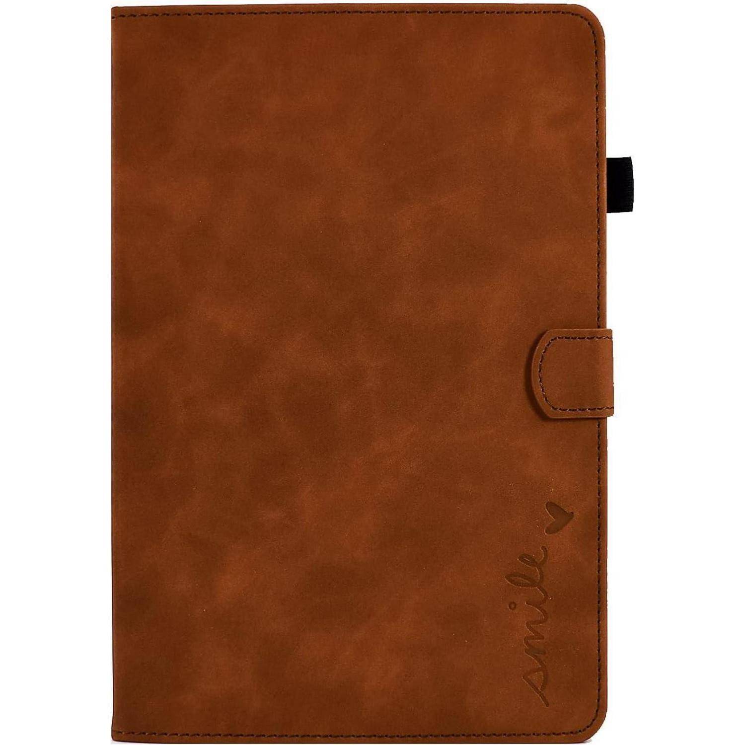 Eine braune Ledernotizbuchhülle mit einem Druckknopfverschluss, graviert mit dem Wort ‚smile' und einem kleinen Herz in der unteren rechten Ecke.