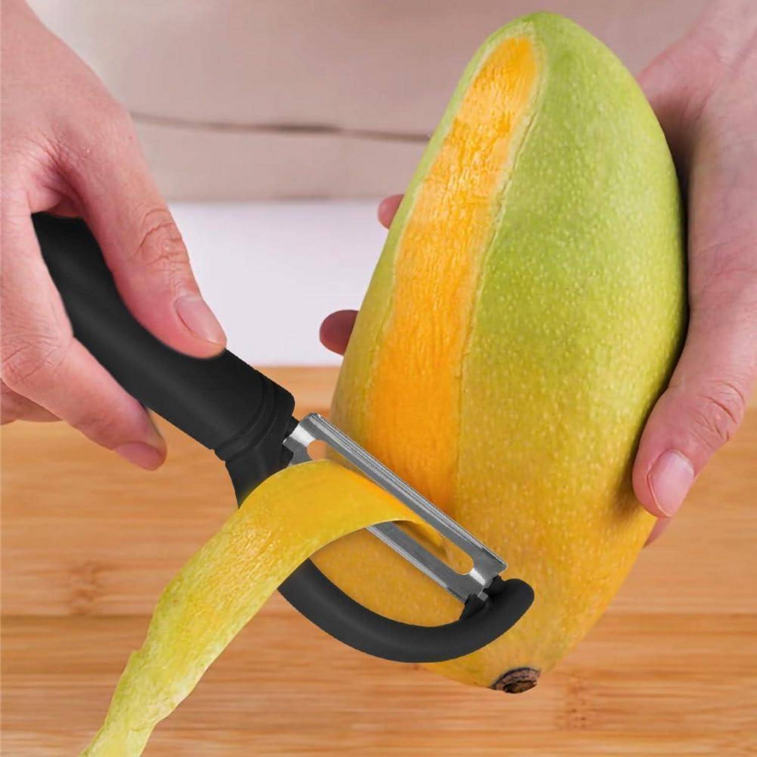 Eine Person verwendet einen schwarzen Schäler, um die Schale von einer länglichen Melone auf einer Holzoberfläche zu entfernen und legt dabei das leuchtend gelbe Fruchtfleisch frei.