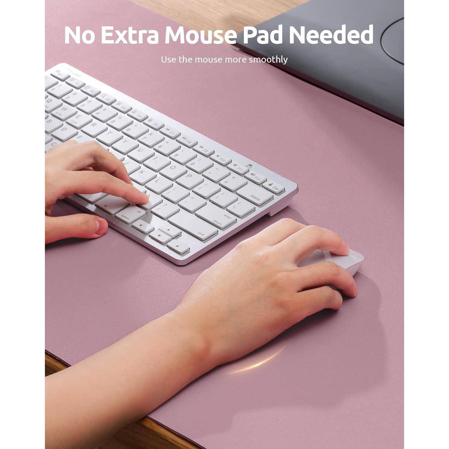 Eine Person benutzt eine Maus auf einer glatten, hellgefärbten Schreibtischoberfläche mit einer Tastatur in der Nähe. Text lautet: 