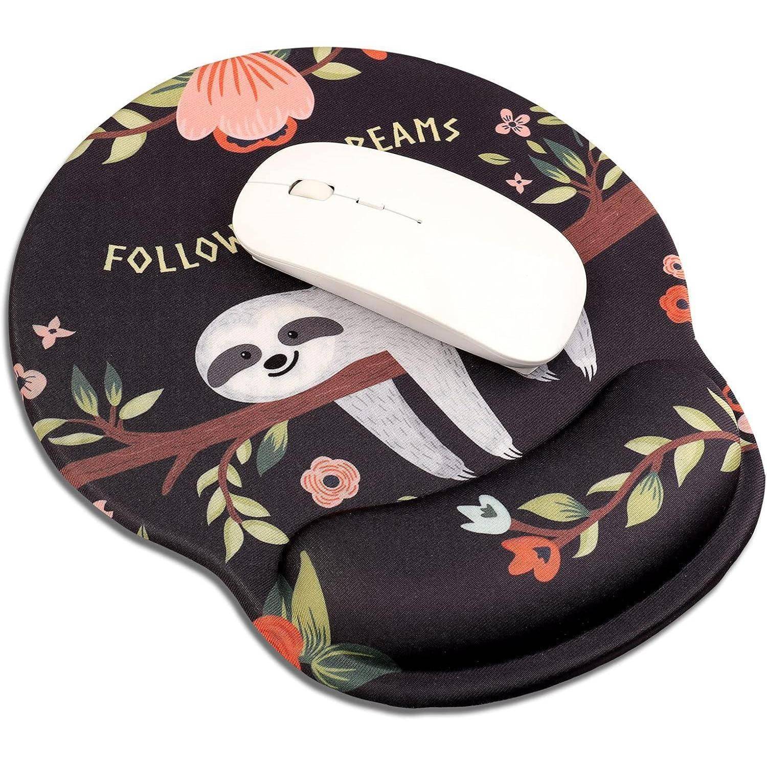 Mousepad mit Handgelenkauflage, auf dem ein Faultier auf einem Ast zwischen Blumen sitzt, mit dem Text ‚Folge Deinen Träumen' auf einem schwarzen Hintergrund.