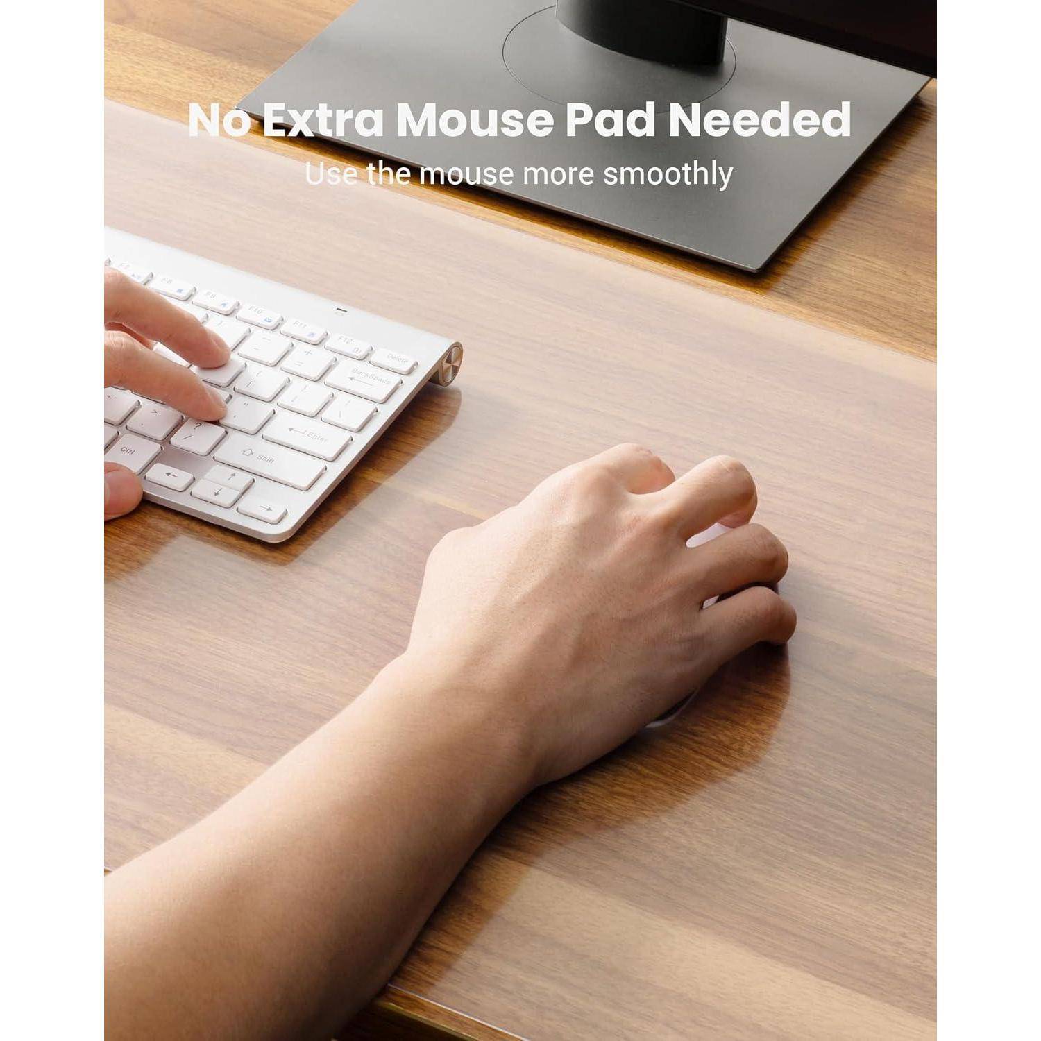 Eine Hand benutzt eine Maus direkt auf einem glatten Holzschreibtisch neben einer Tastatur. Text liest sich: 'Kein zusätzliches Mousepad benötigt. Bewegen Sie die Maus noch smootherer.