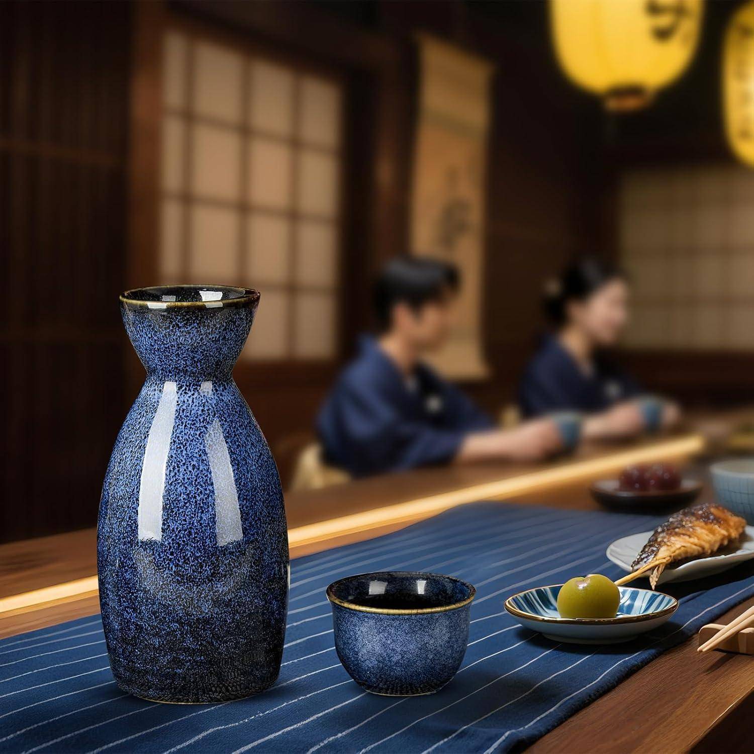 Sake Set Porzellan Japanisch 4 Tassen Karaffe Geschenkset Dunkelblau