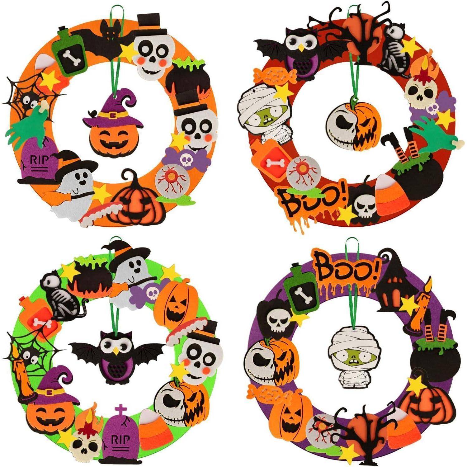 Drei Halloween-Kränze mit Cartoon-Charakteren wie Geistern, Kürbissen, Mumien und Fledermäusen. Jeder Kranz trägt die Aufschrift 