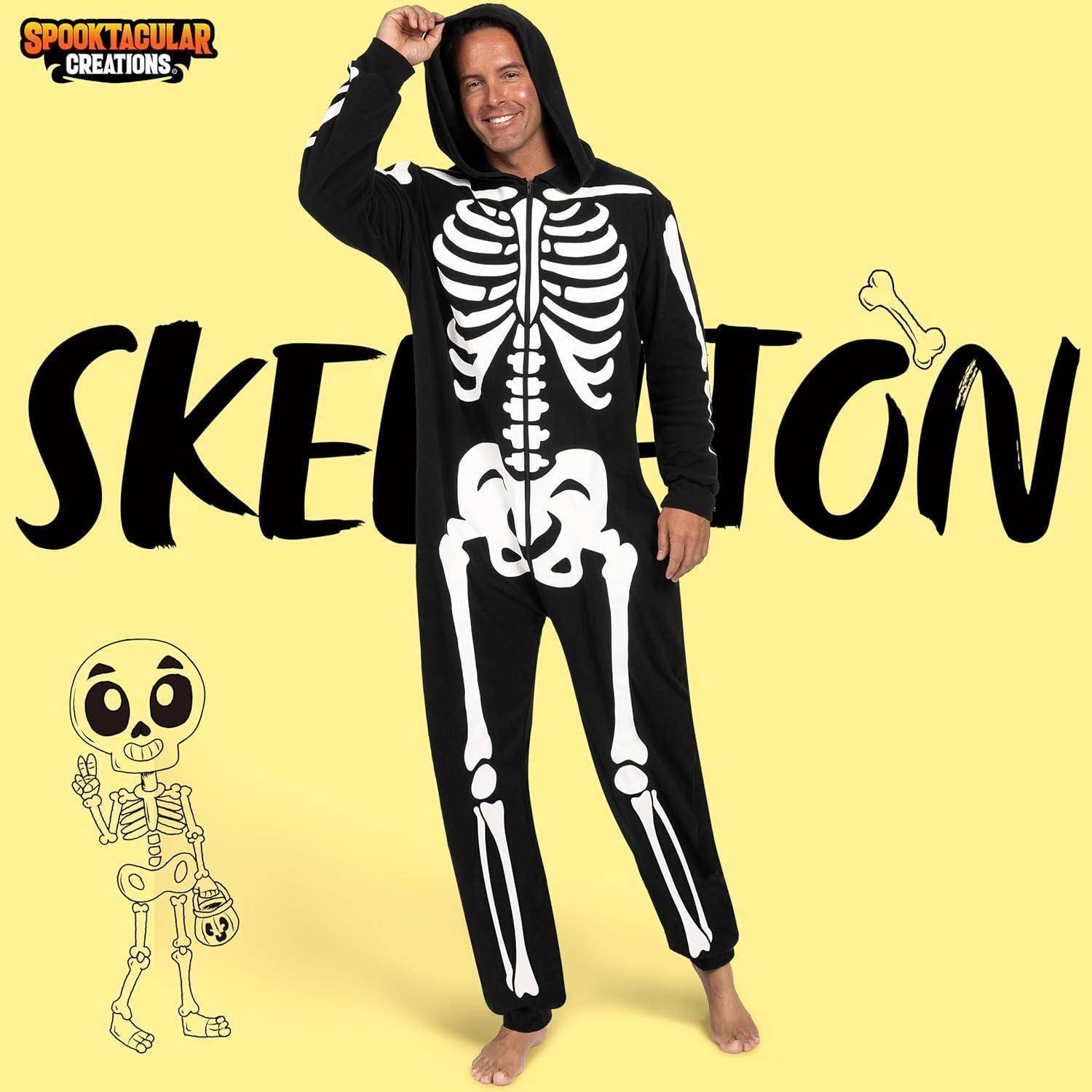 Person in einem Skelett-Kostüm, lächelnd und stehend. Hintergrund zeigt das Wort 'Skelett' in großen Buchstaben mit einem Cartoon-Skelett.