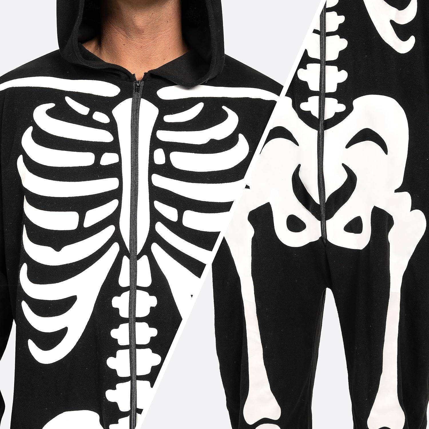 Eine Person, die einen schwarzen Hoodie mit einem weißen Skelettdesign auf der Vorderseite trägt, einschließlich Brustkorb und Armknochen. Die Kapuze ist hochgezogen.