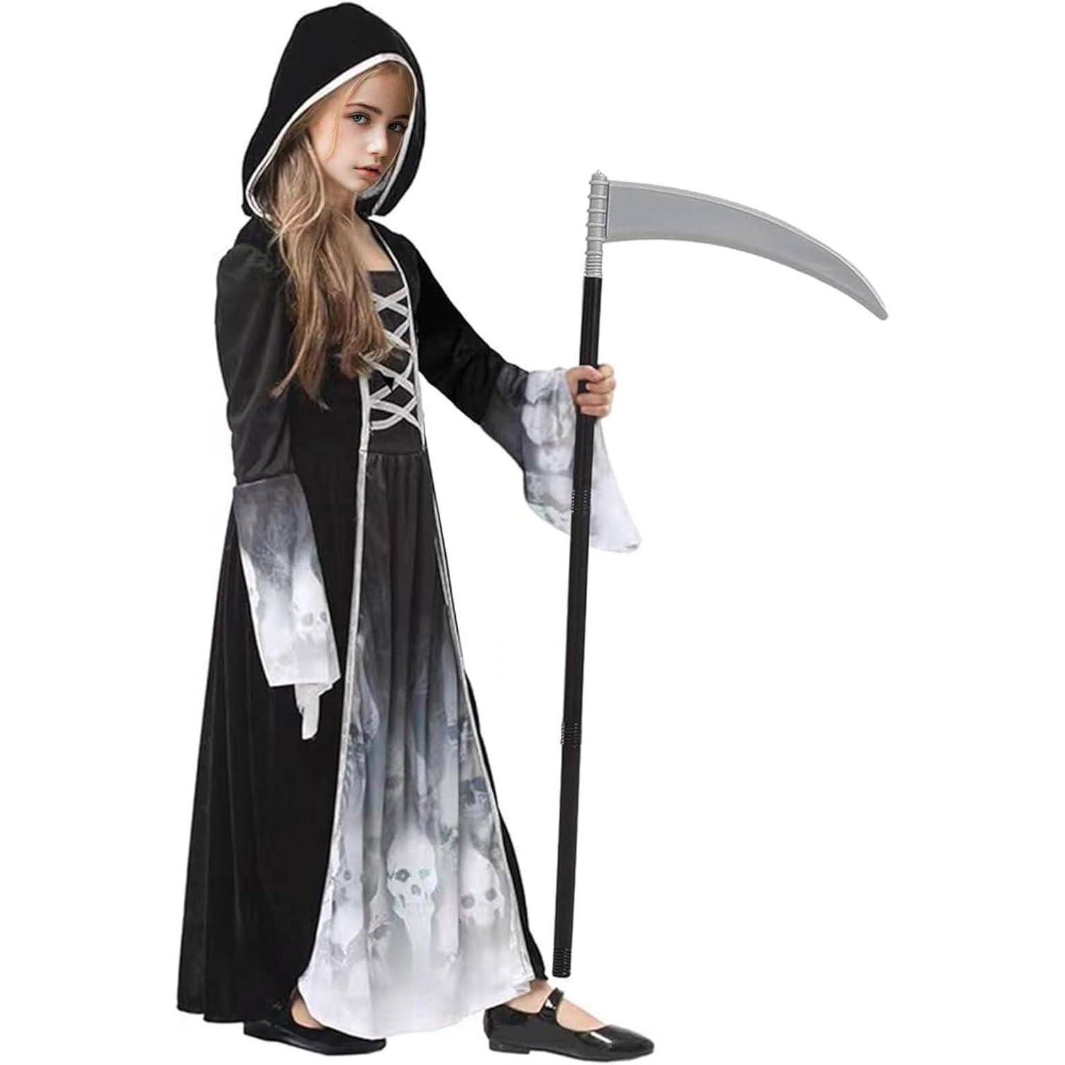 Ein Kind in einem Grim-Reaper-Kostüm, gekleidet in eine schwarze Robe mit Kapuze, hält eine große Plastik-Sense. Die Robe weist gespenstische Designs auf.