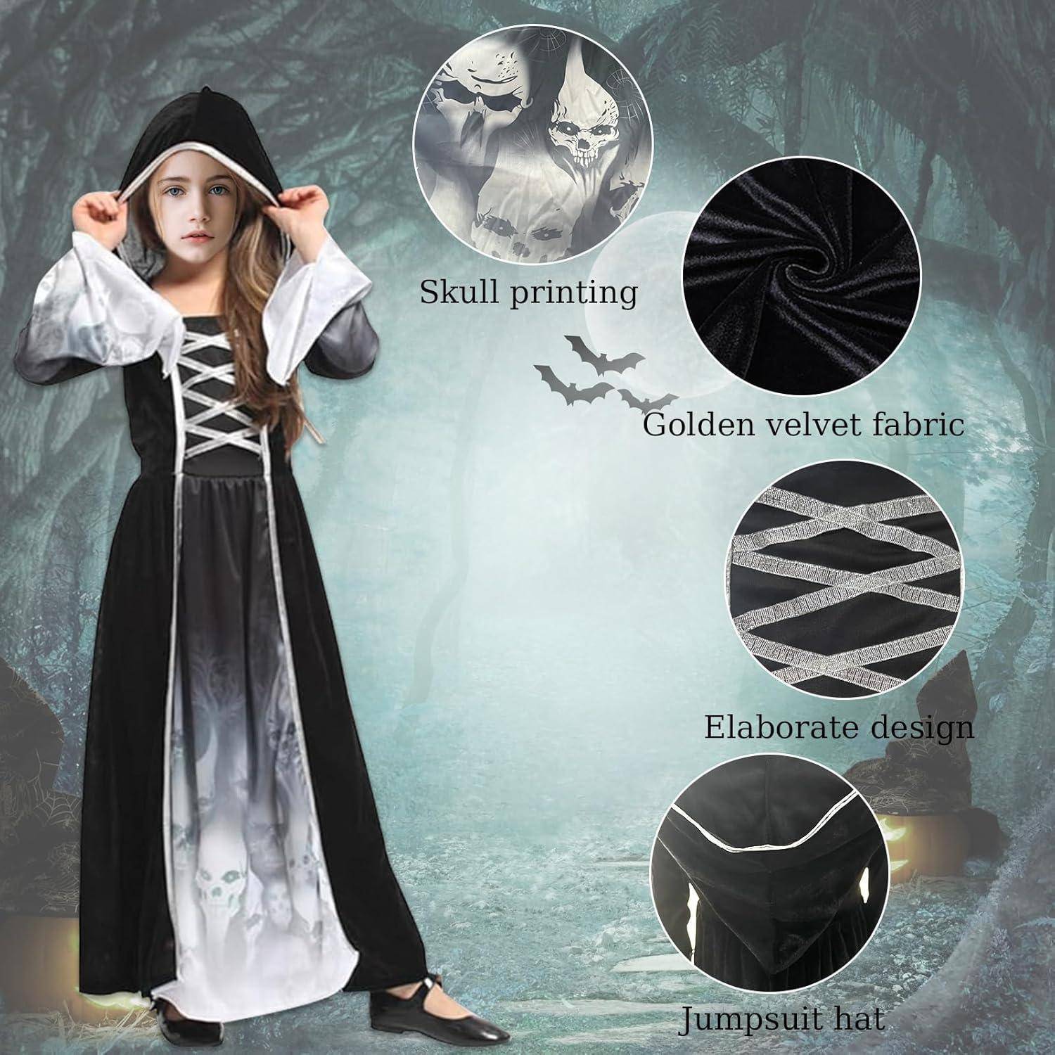 Junges Mädchen in einem Hexenkostüm mit Kapuze, steht in einem nebligen Wald. Kostuümdetails: Totenkopf-Aufdruck, goldener Samtsstoff, aufwendiges Design und Jumpsuit-Hut.