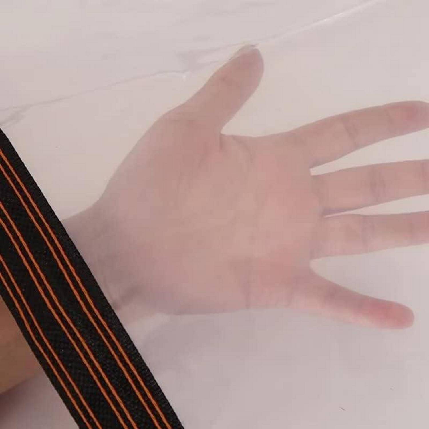 Eine Hand, die gegen ein transparentes Plastikblatt drückt, wobei auf der linken Seite ein schwarzer Riemen mit orangefarbenen Streifen sichtbar ist.