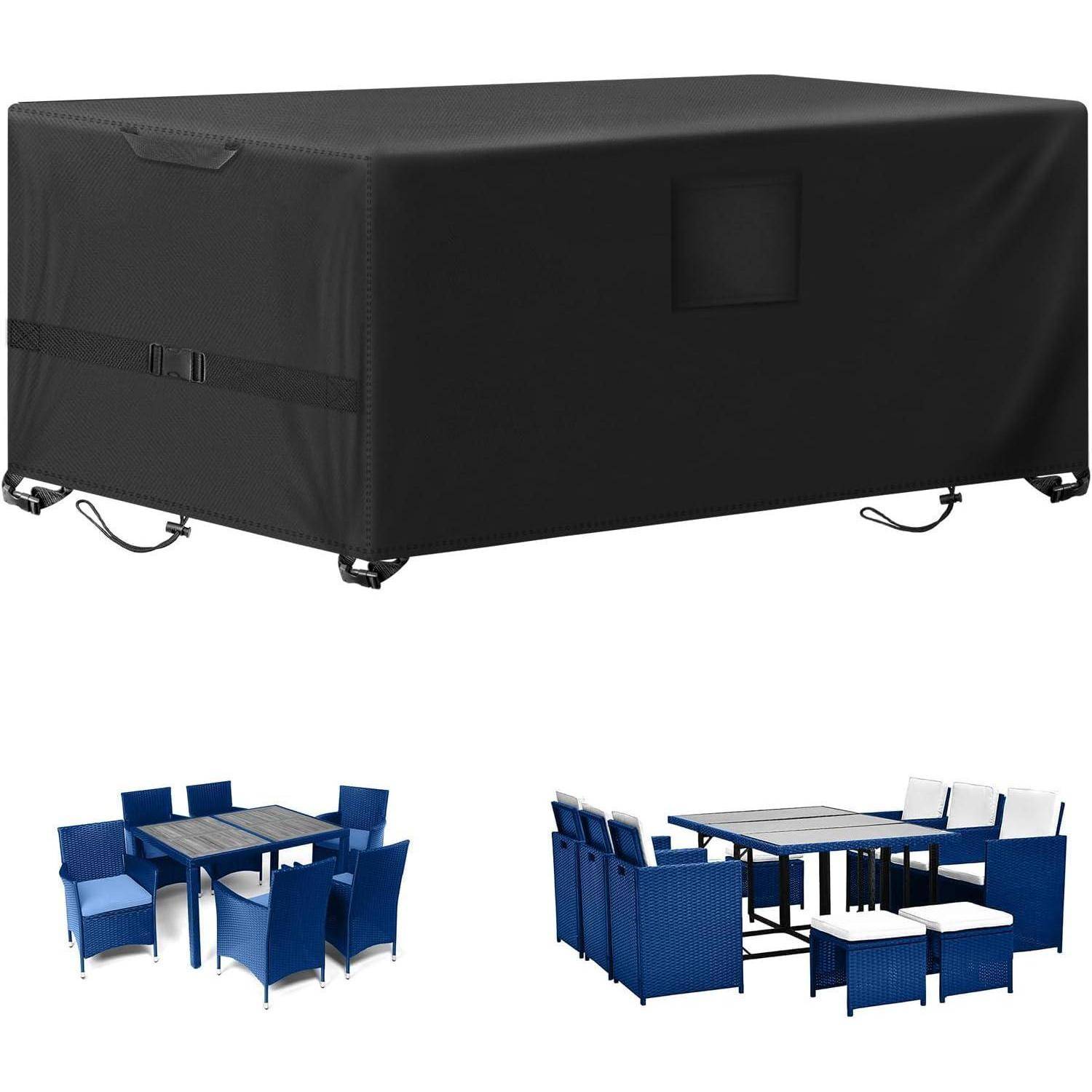 Gartenmöbel-Set mit blauen Kissen, die um einen rechteckigen schwarzen Tisch angeordnet sind; das Set ist mit einer schwarzen Schutzabdeckung bedeckt.