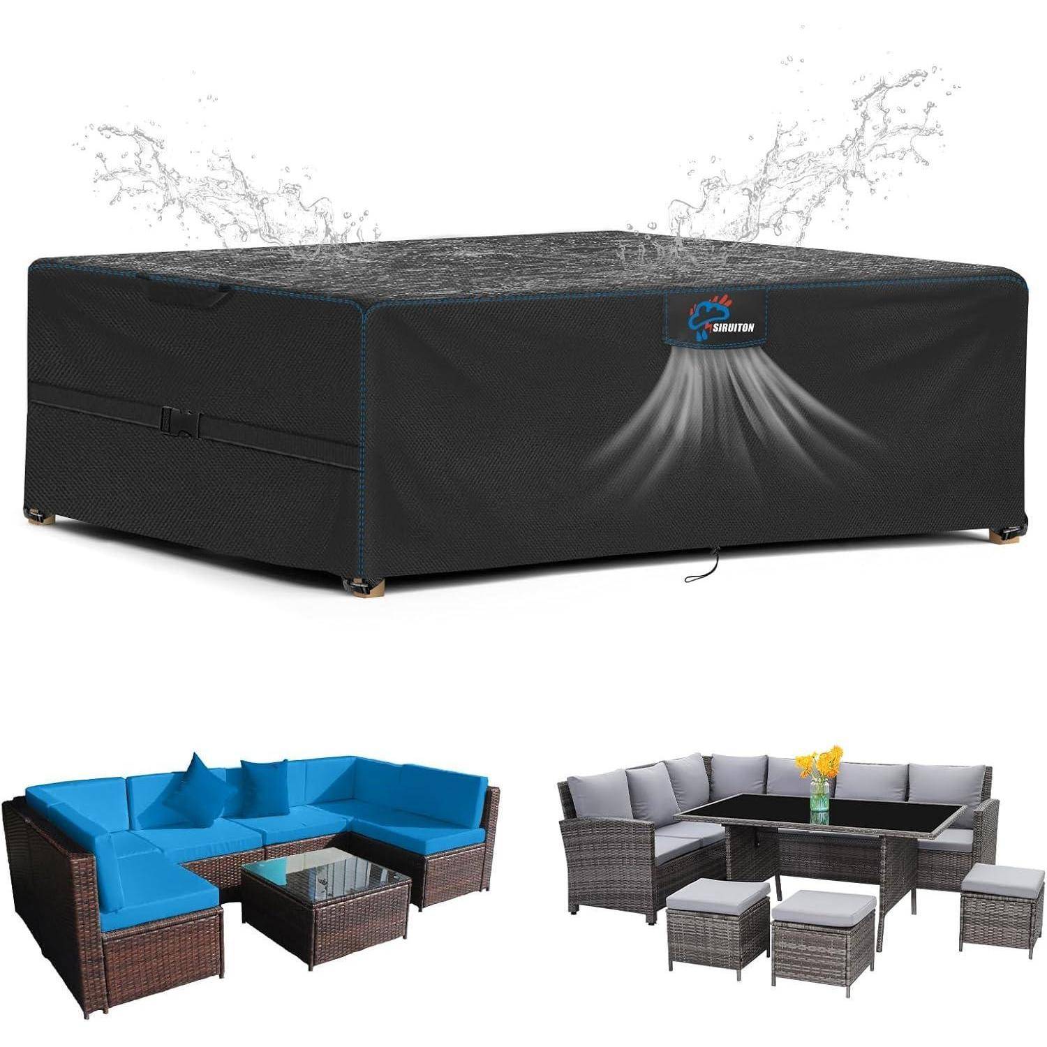 Eine Möbelabdeckung, die einen Ecksofa-Satz vor Regen schützt und Wasserbeständigkeit zeigt. Der Sofa-Satz wird darunter mit blauen und grauen Kissen präsentiert.