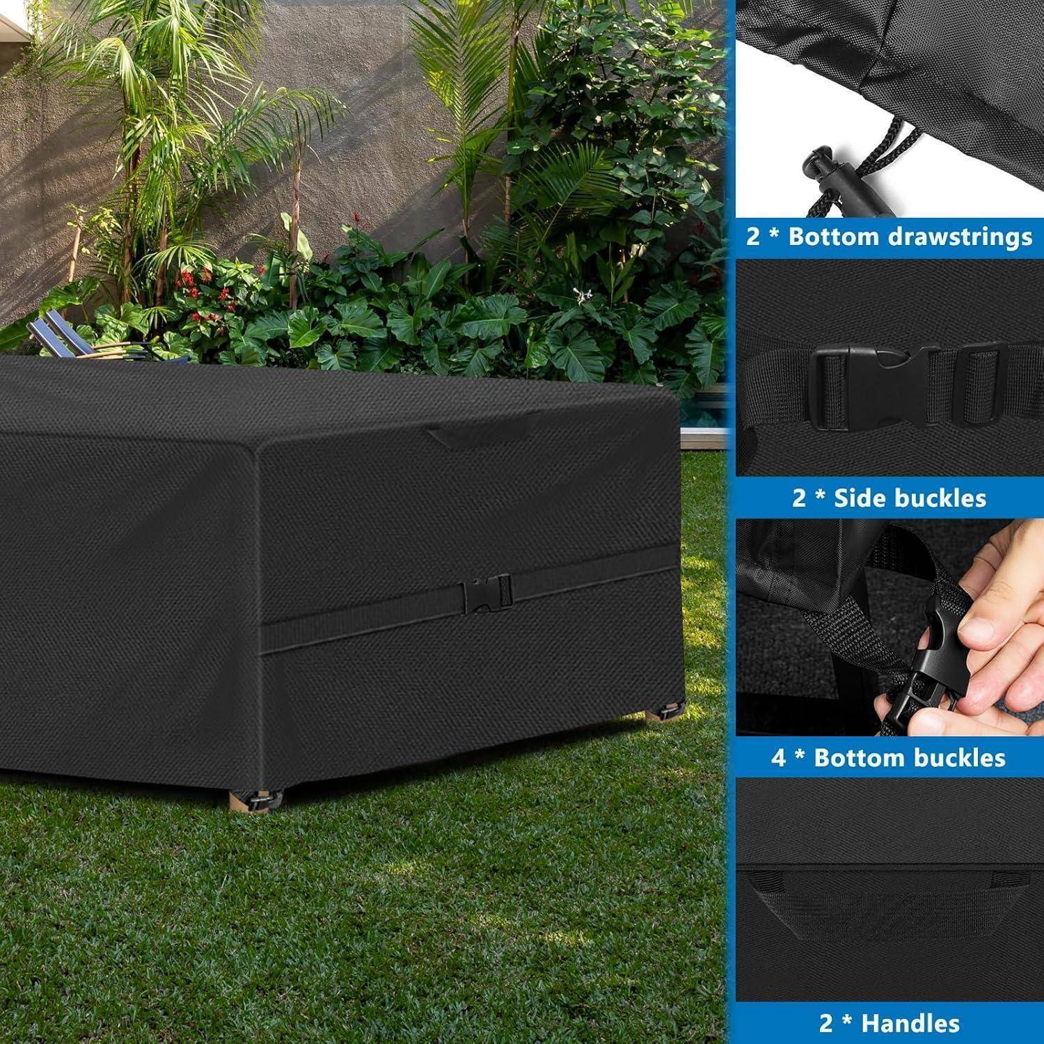 Eine schwarze Outdoor-Möbelabdeckung auf einer Terrassensitzgruppe mit seitlichen Schnallen, Bodenzugbändern, Griffen und unteren Schnallen, umgeben von Pflanzen.