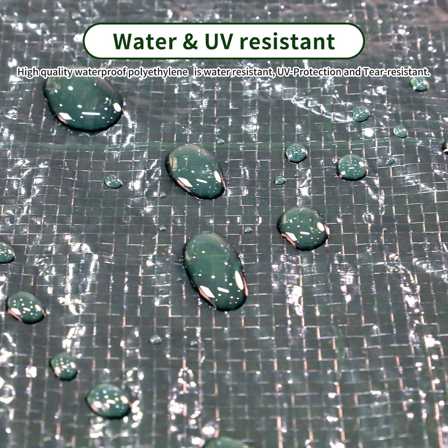 Wassertropfen auf einer strukturierten Polyethylenoberfläche unterstreichen dessen Eigenschaft als „Wasser- & UV-beständig