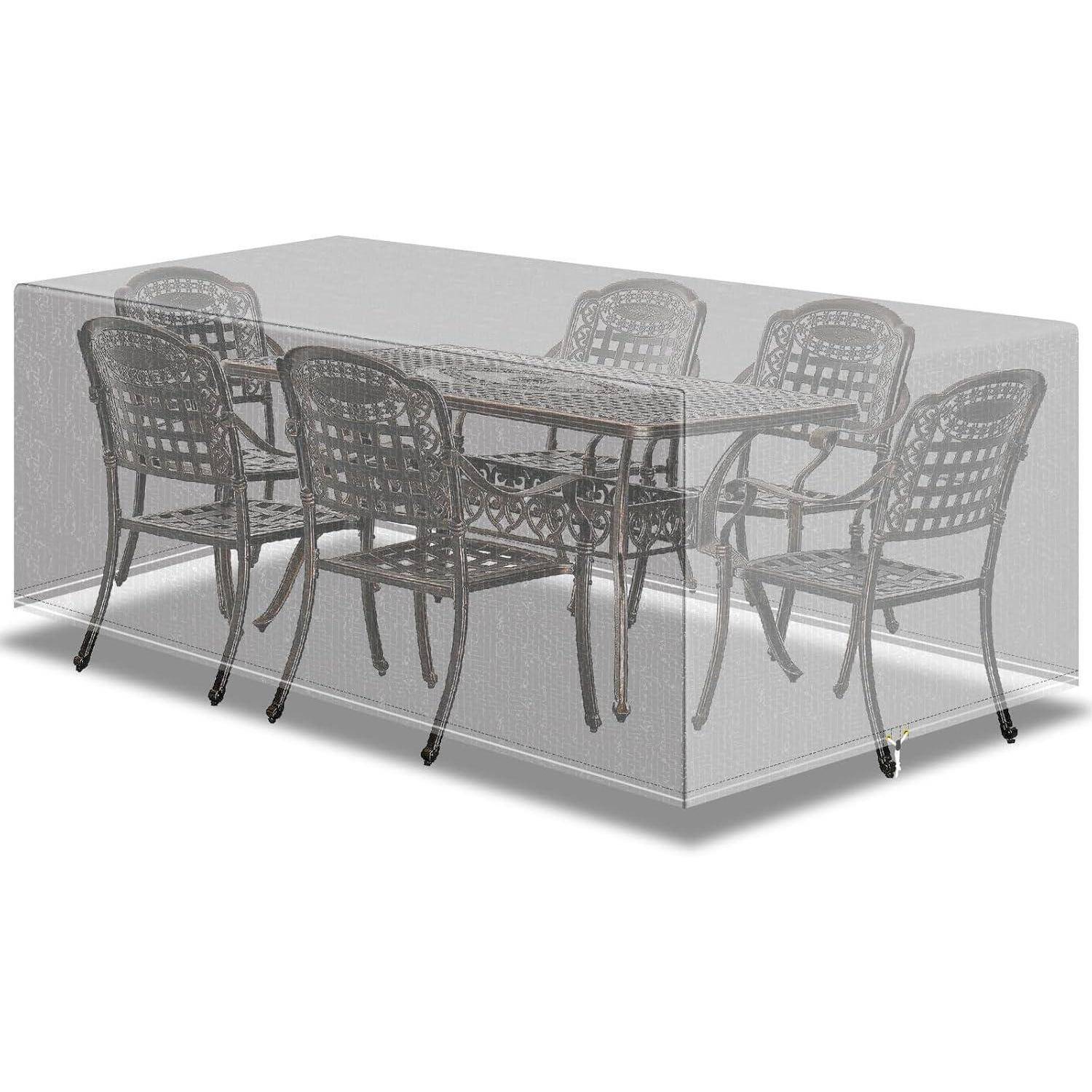 Transparente Schutzabdeckung über einem rechteckigen Outdoor-Esstisch mit sechs Metallstühlen, die ein gewebtes Design aufweisen.