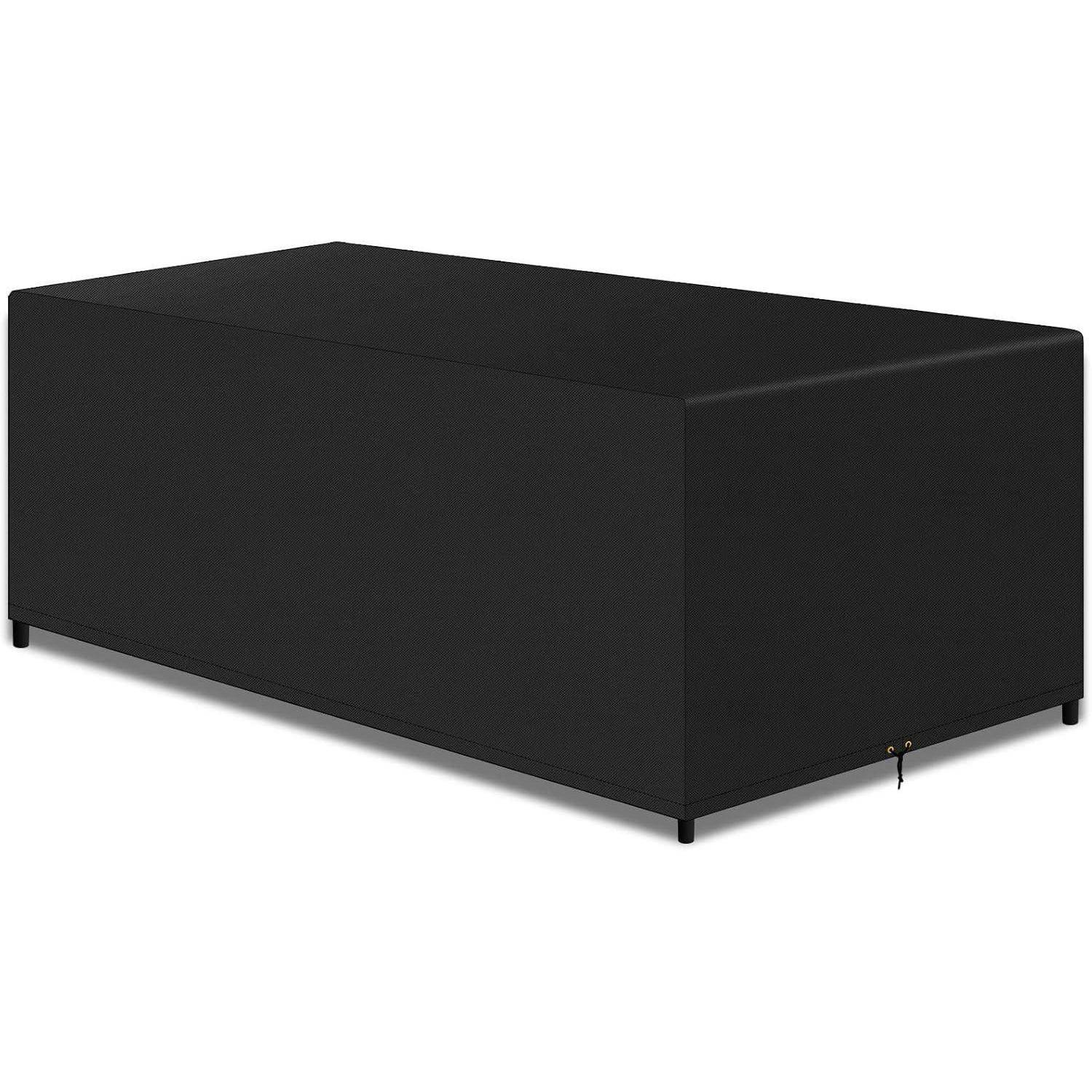 Eine schwarze rechteckige Möbelabdeckung schützt ein kastenförmiges Objekt, wie einen Sitz oder Tisch, wobei kleine Metallfüße am unteren Rand sichtbar sind.