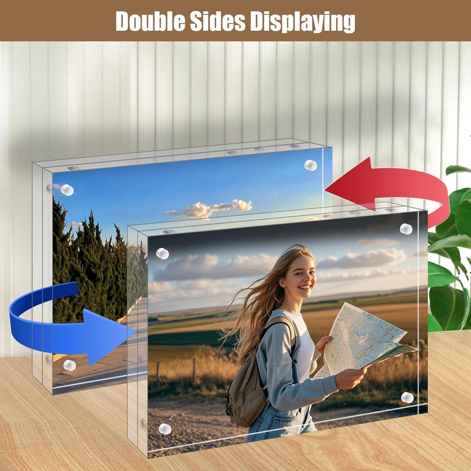 Ein transparenter Acryl-Fotorahmen, der zwei Seiten mit unterschiedlichen Bildern zeigt: eines einer Frau, die eine Karte hält, und das andere einer Landschaft.