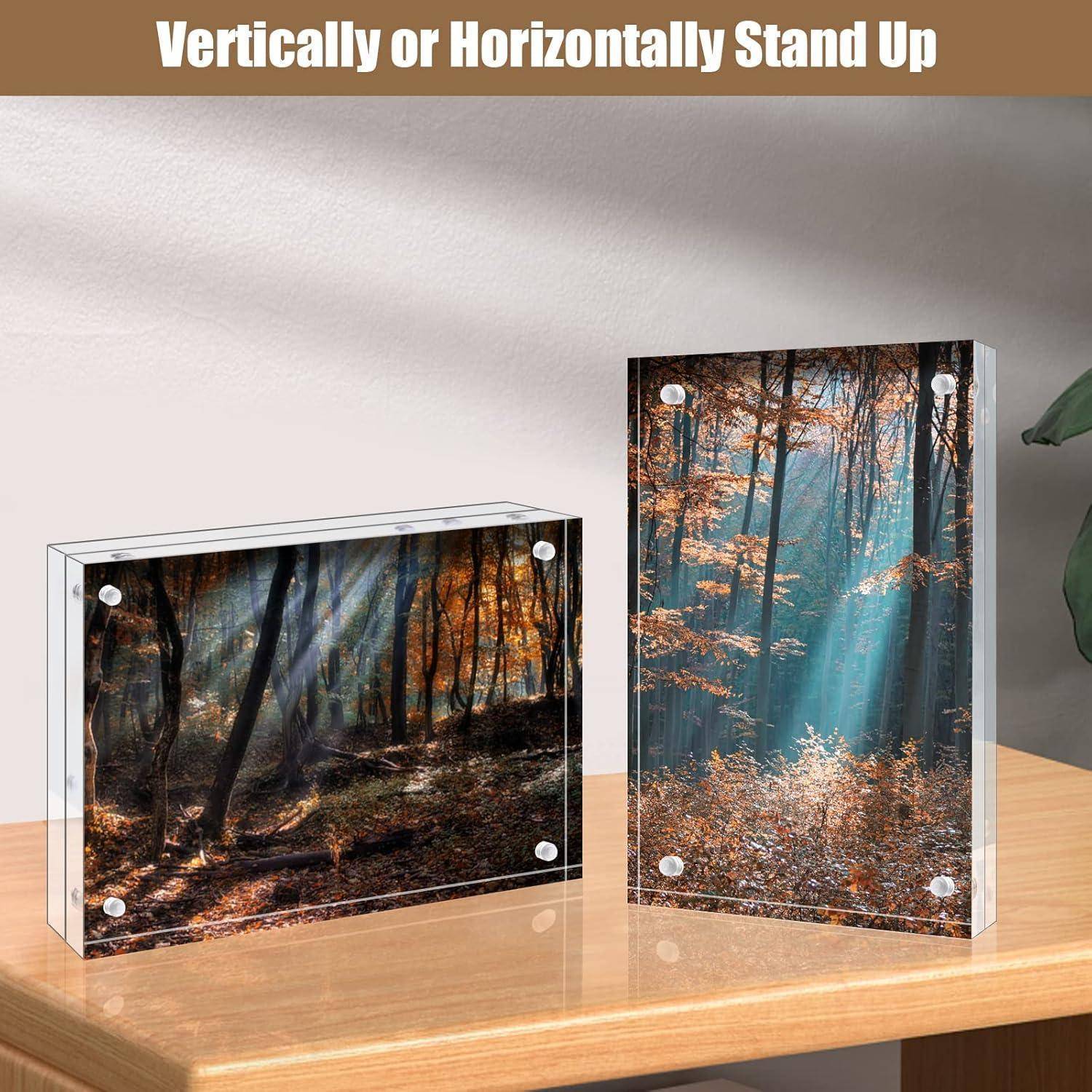 Zwei Acryl-Bilderrahmen zeigen Bilder eines sonnendurchfluteten Waldes mit Herbstlaub. Die Beschriftung lautet: 