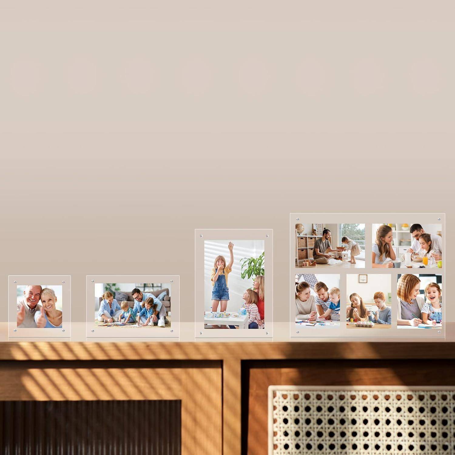 Eine Reihe von gerahmten Familienfotos in verschiedenen Größen, die auf einem Holzregal ausgestellt sind und glückliche Momente einer Familie mit Kindern zeigen.