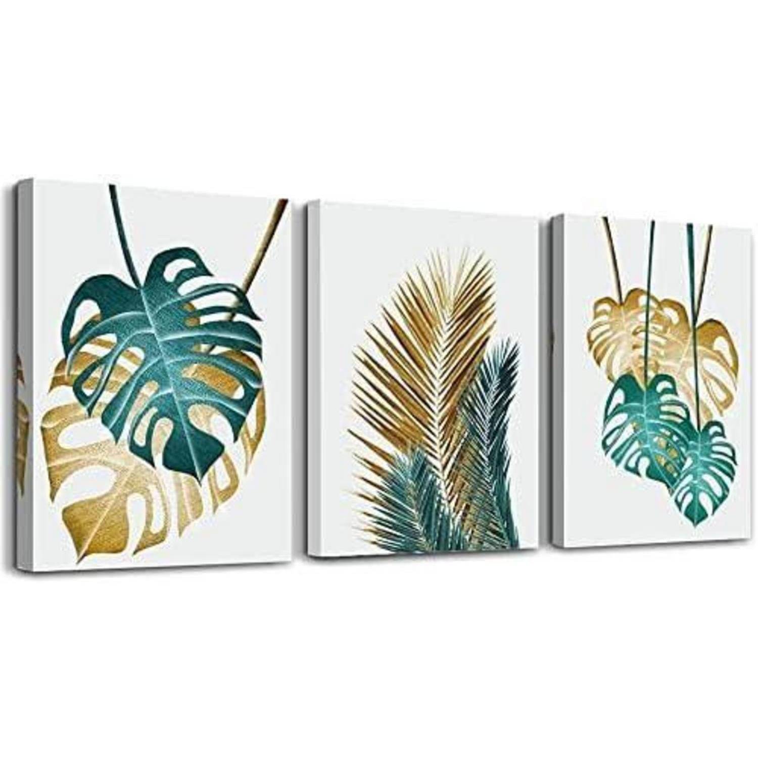 Eine Triptychon von tropischen Blättern auf Leinwand: Das linke Panel zeigt grüne und goldene Monstera-Blätter, das mittlere Panel enthält Palmwedel, das rechte Panel wiederholt das Monstera-Design.