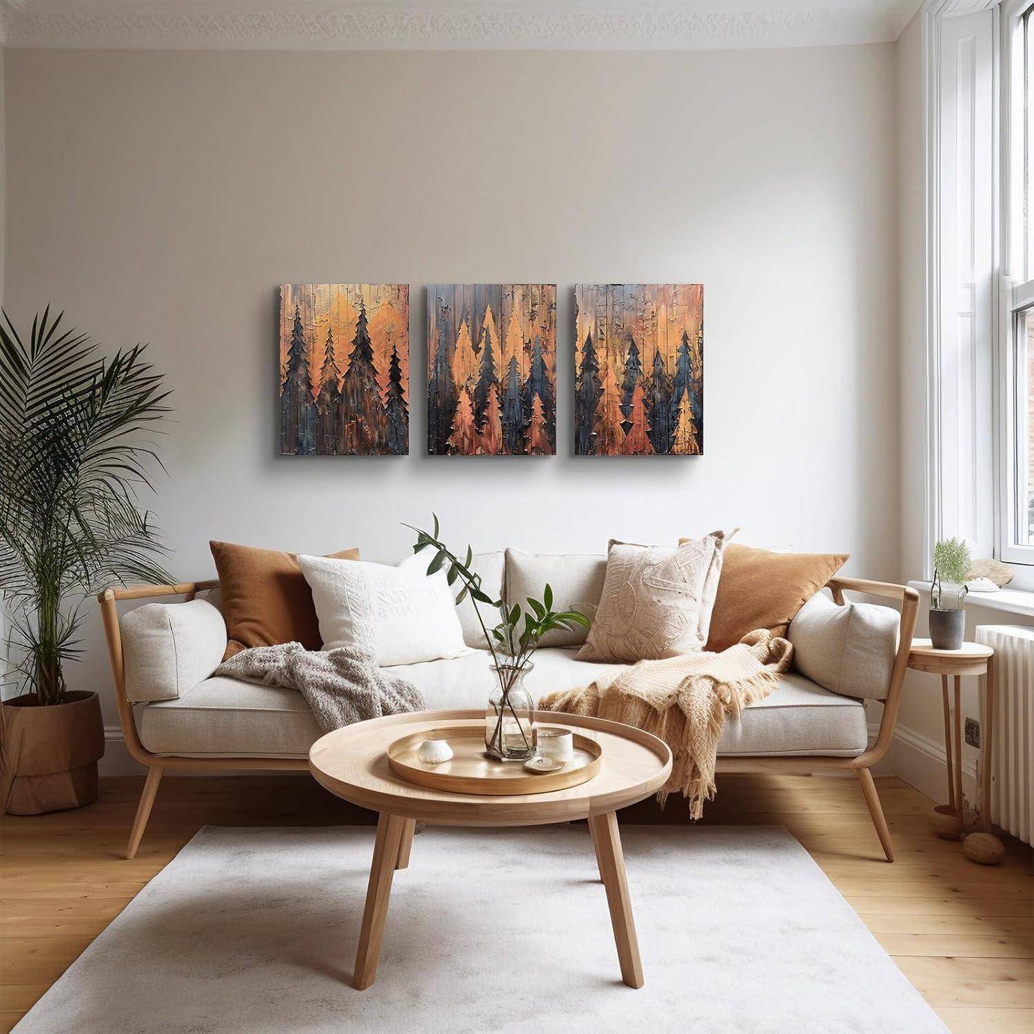 Ein gemütliches Wohnzimmer mit einem weißen Sofa, das mit braunen Kissen dekoriert ist, einem runden Couchtisch, Topfpflanzen und drei Landschaftsgemälden.