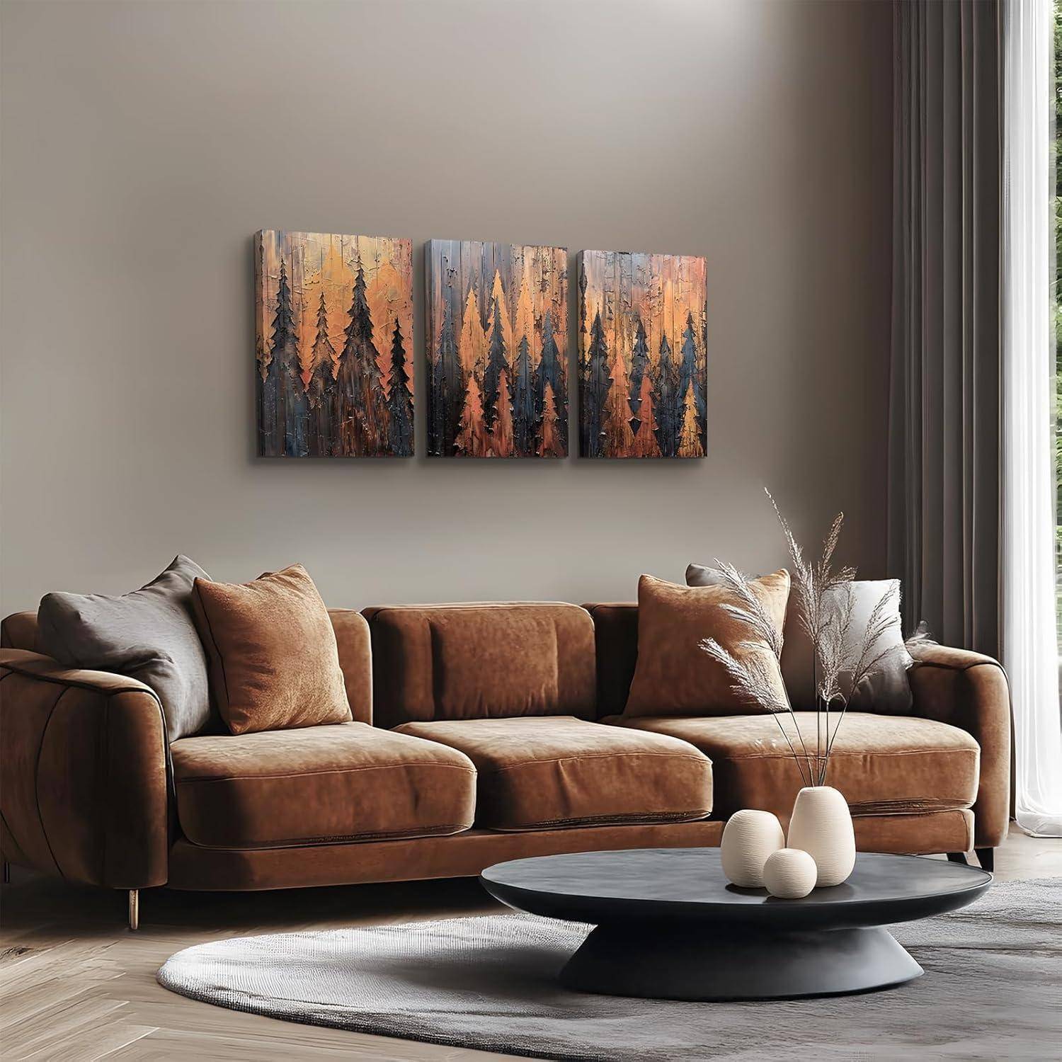 Ein gemütliches Wohnzimmer zeigt ein braunes Sofa mit Kissen, einen runden Couchtisch mit Dekoration und eine Triptychon-Bildfolge mit Waldmotiven an der Wand.