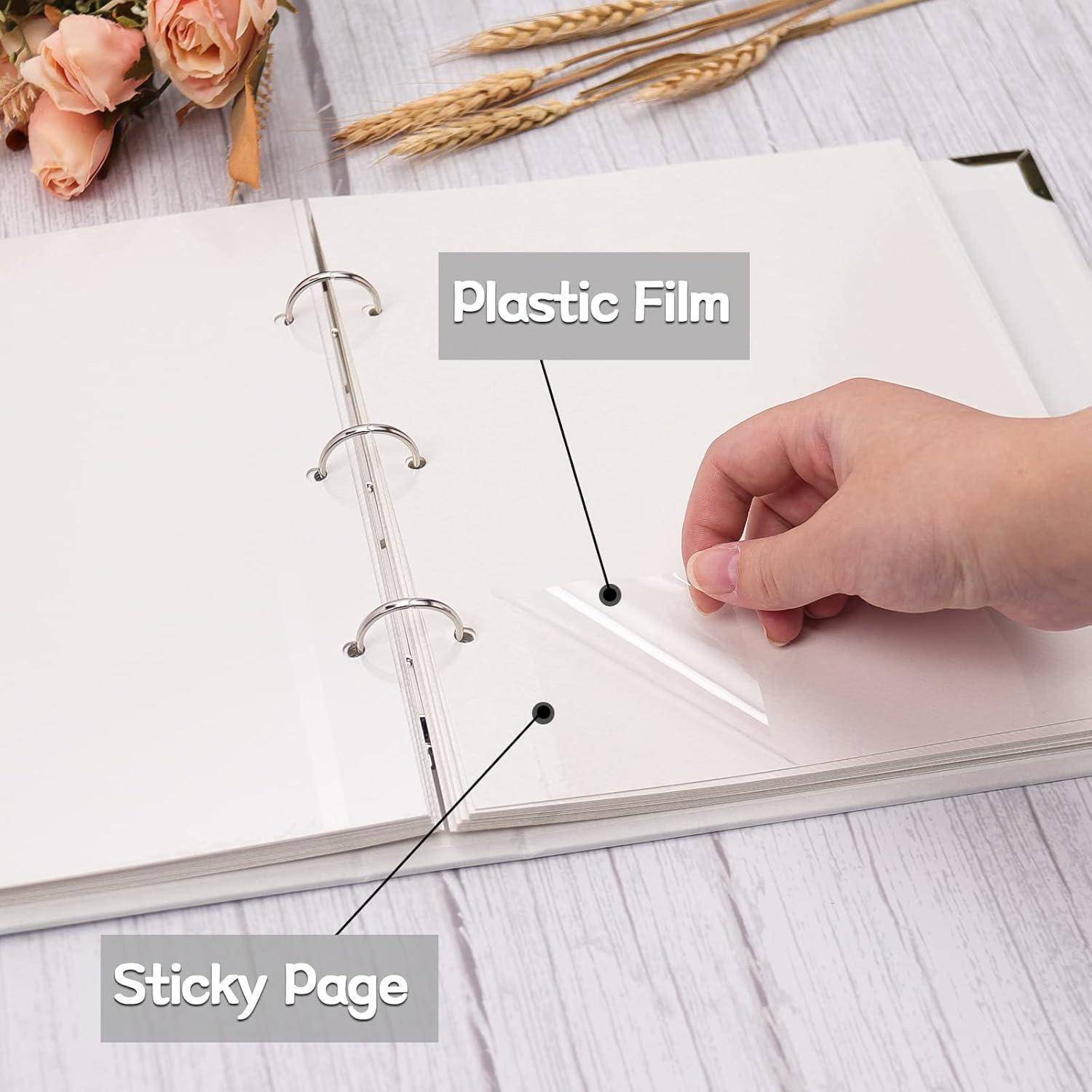 Hand hebt eine Plastikfolie auf einer offenen Aktenmappe auf einer mit 