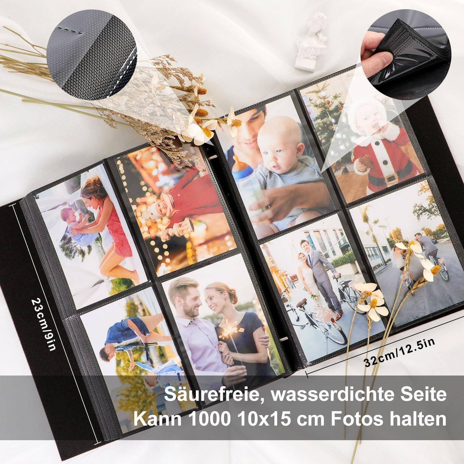 Ein offenes Fotoalbum, das auf einem Tisch ausgebreitet ist und verschiedene Familienfotos zeigt. Text auf Deutsch beschreibt die Größe und Kapazität des Albums.