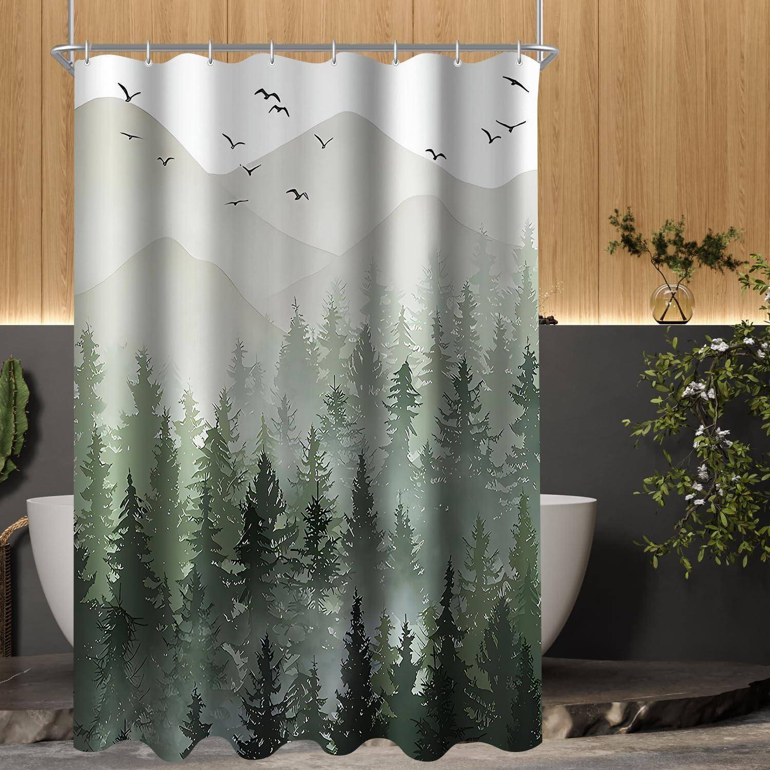 Ein Badezimmer mit einer Holzwand im Hintergrund zeigt einen Duschvorhang, der eine neblige Berglandschaft und Waldszene mit fliegenden Vögeln darstellt.